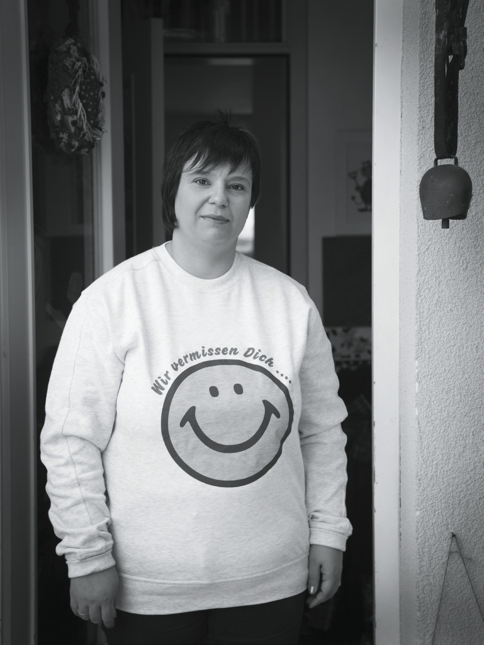 Yvonne trägt einen Pullover mit einem Smiley, Othmars Facebook Profilbild. 