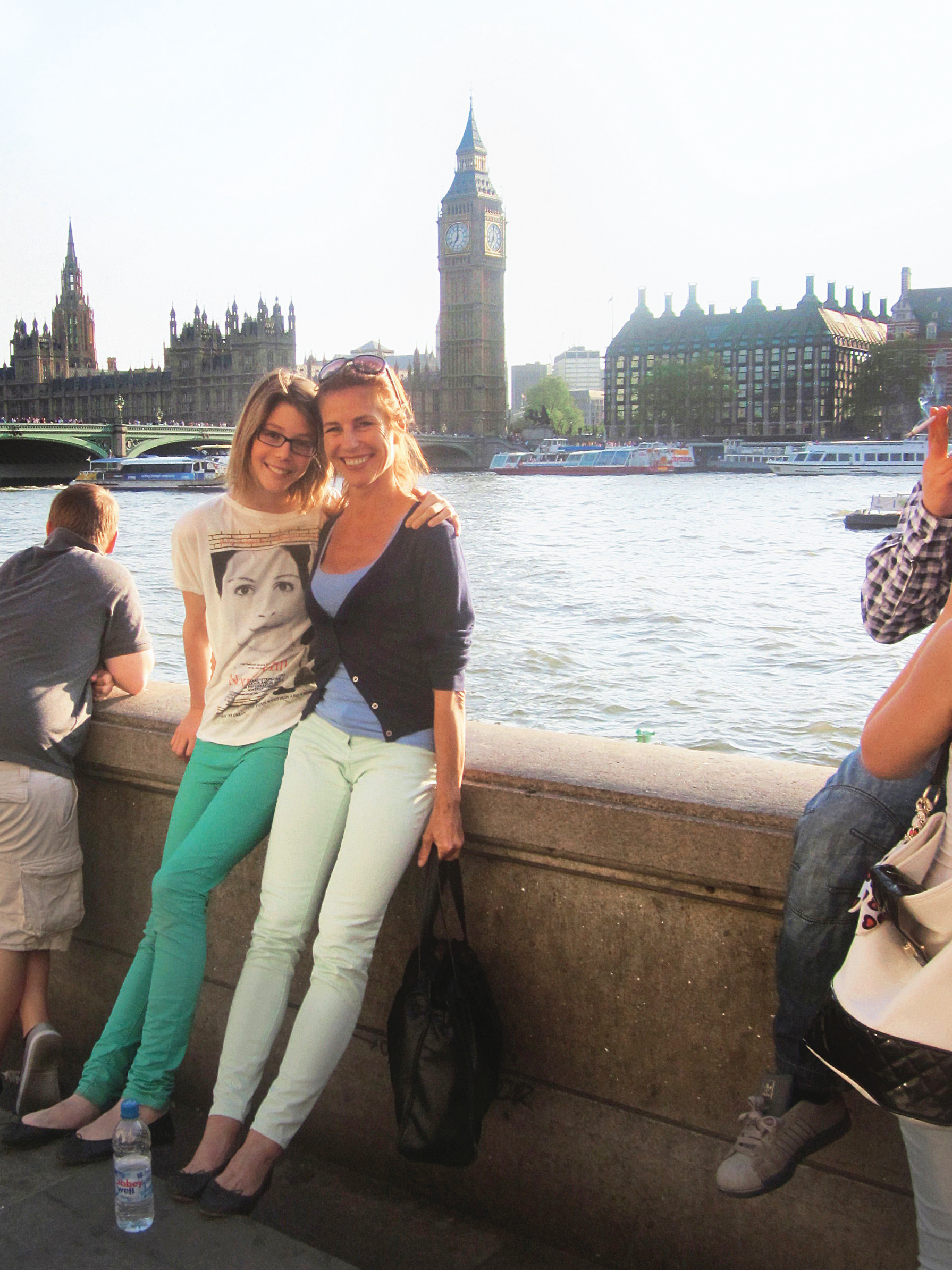Mutter und Tochter in London mit dem Big Ben, Houses of Parliament und Themse