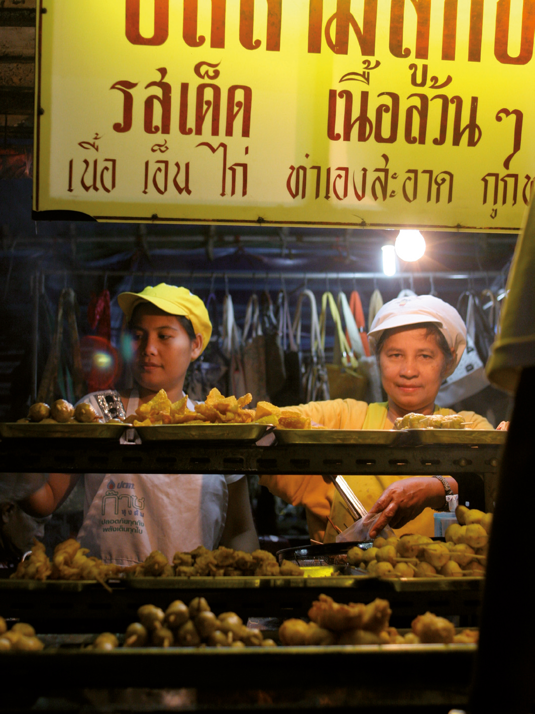 Zwei Strassenverkäuferinnen in Bangkok