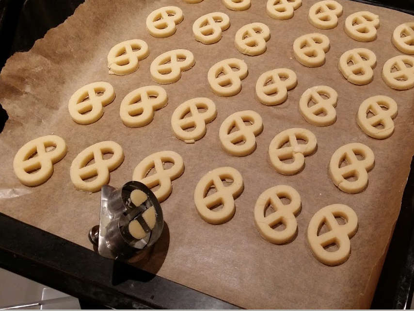 Vanillebretzeli vor dem Backen auf einem Backblech