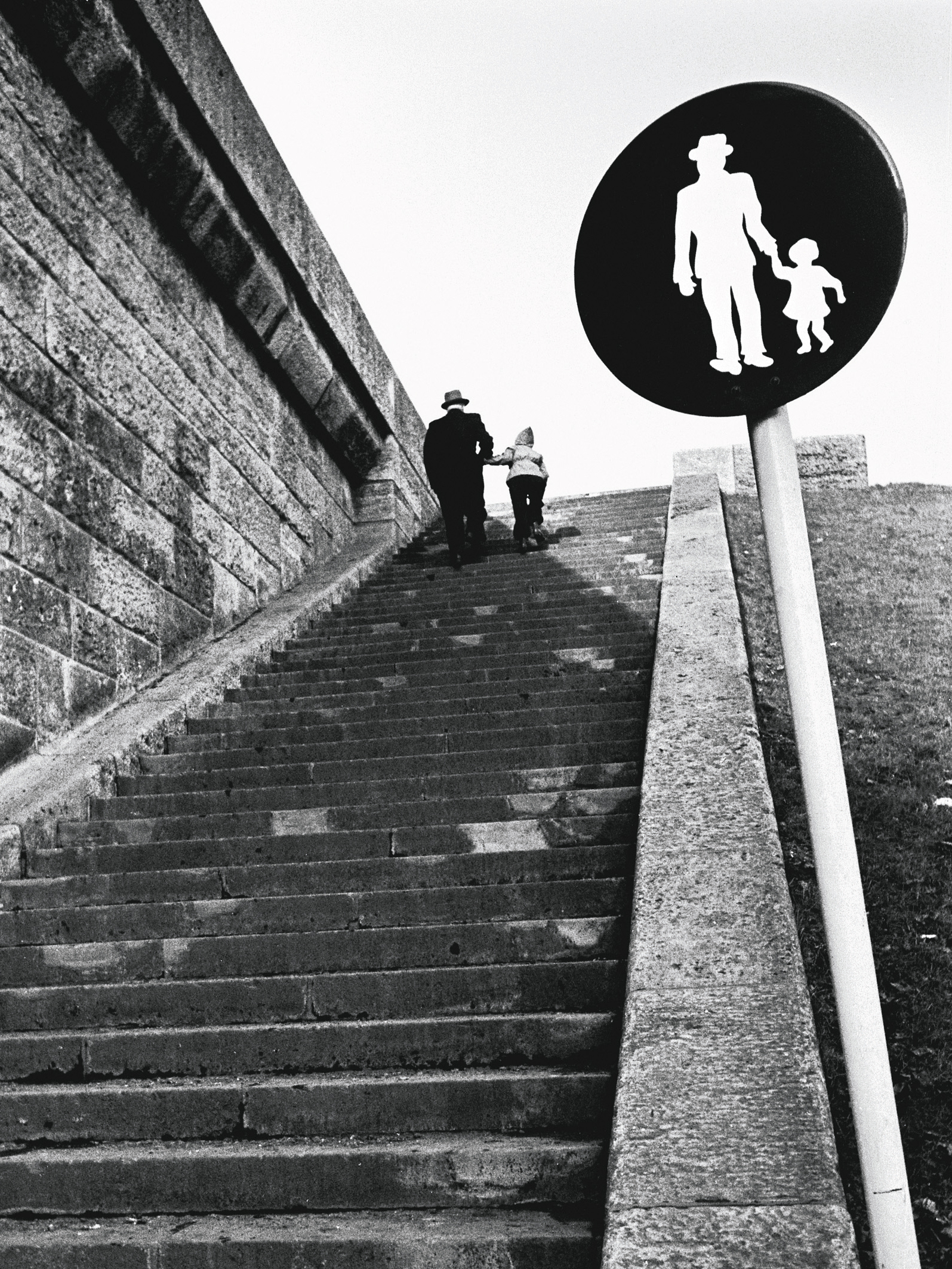 Vater und Sohn laufen eine Treppe hoch