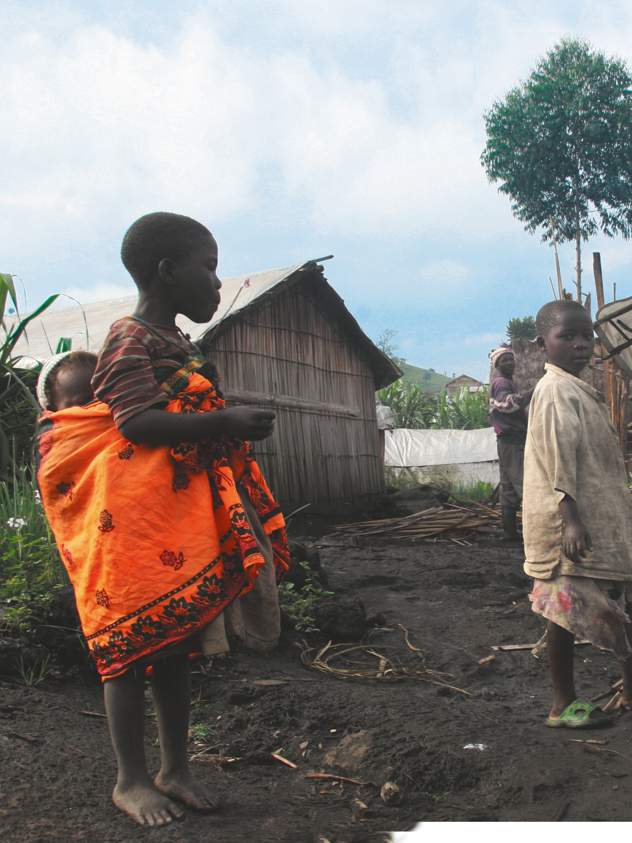 Kongolesisches Kind trägt auf dem Rücken ihr kleines Schwesterchen