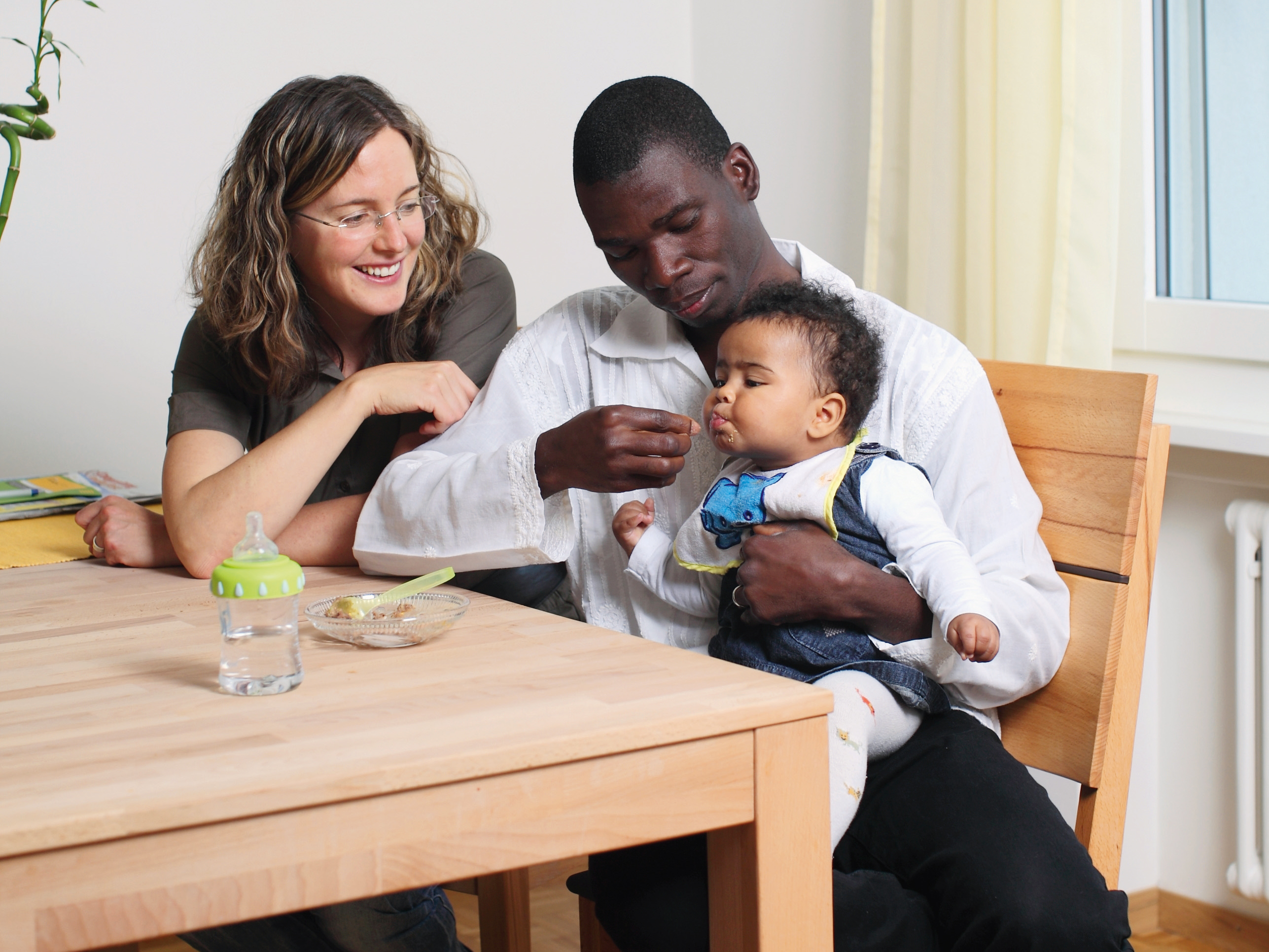 Westafrika/Schweiz: Familie Dansou mit Tochter Simona (1) in ihrer Wohnung in Emmen.