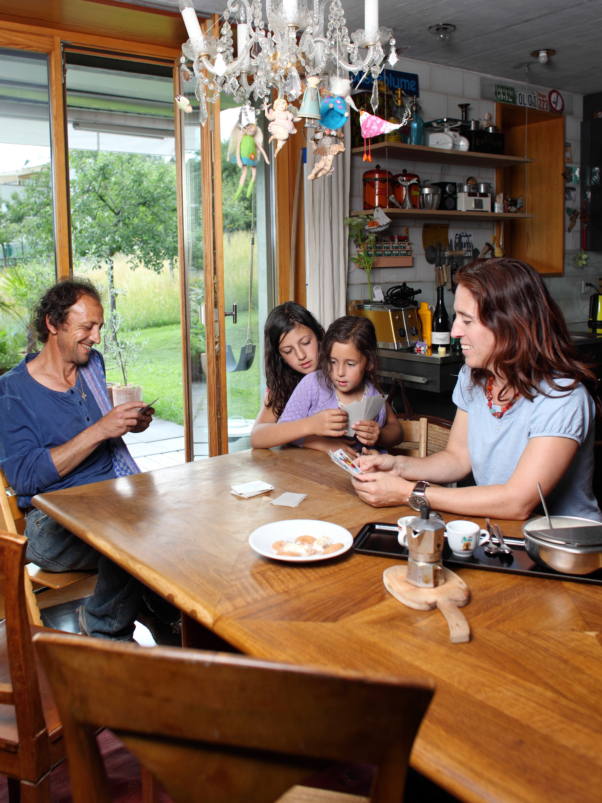 Italien-Schweiz: Familie Giovanoli- Calcagno mit den Töchtern Antonia (6) und Leonie (10) in Malans.