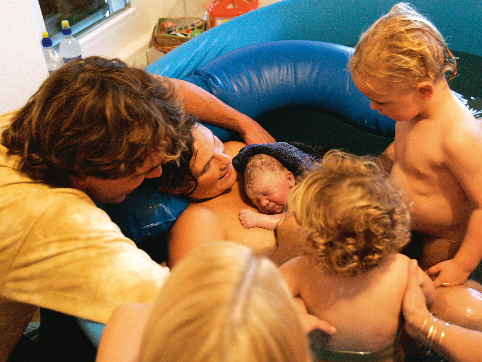 Mutter hält ihr neugeborenes Baby