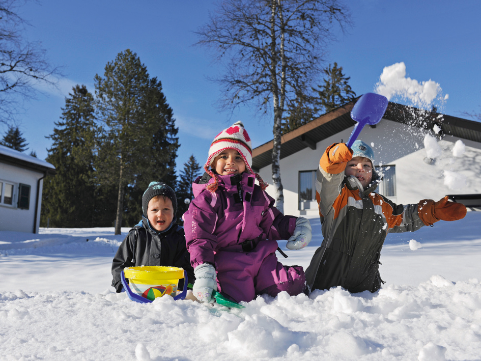 Kinder spielen mit dem Schnee in Montfaucon