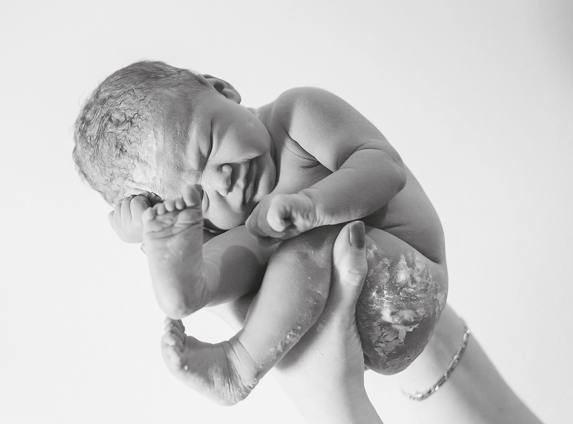 Ein neugeborenes Baby mit Käseschmiere