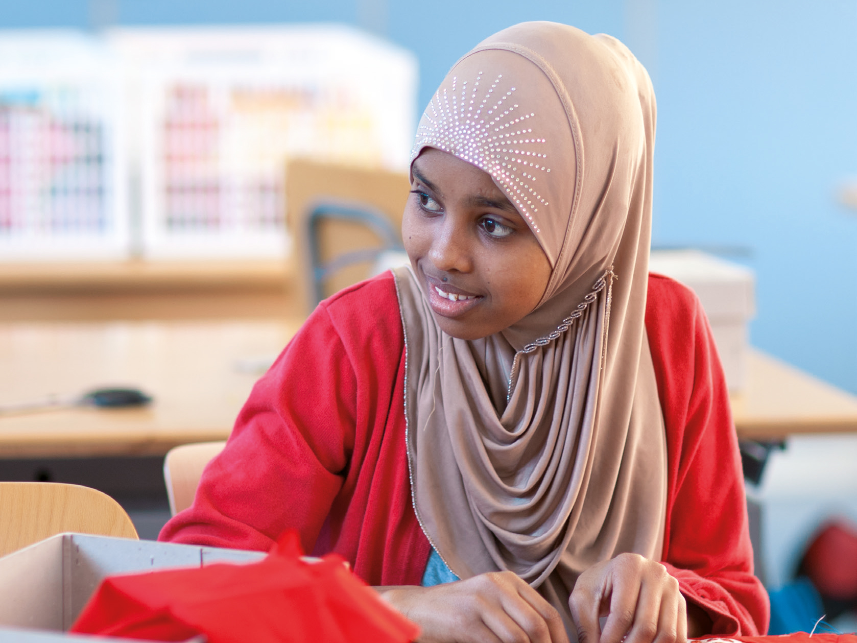 Junge Muslima in der Schule