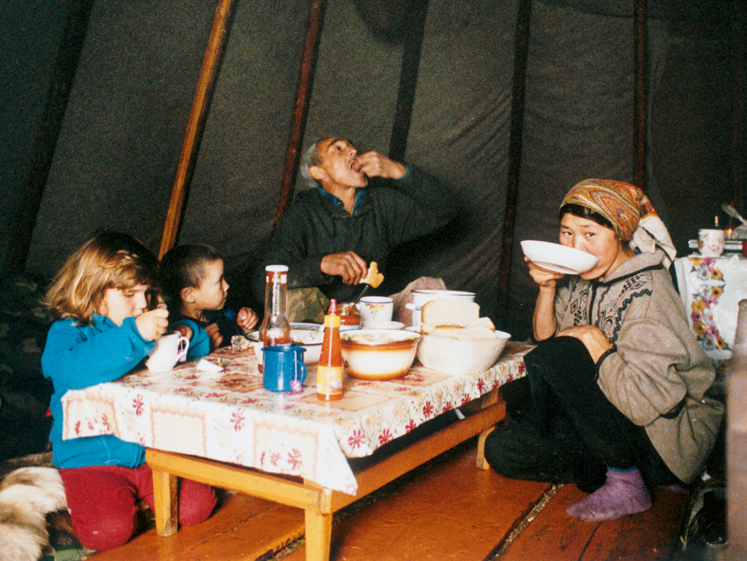 Gemeinsam essen im Tipi