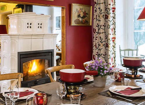 Restaurant Pillon mit Fondue-Utensilien auf dem Tisch