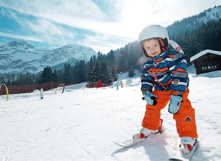 Ein Junge auf den Skiern