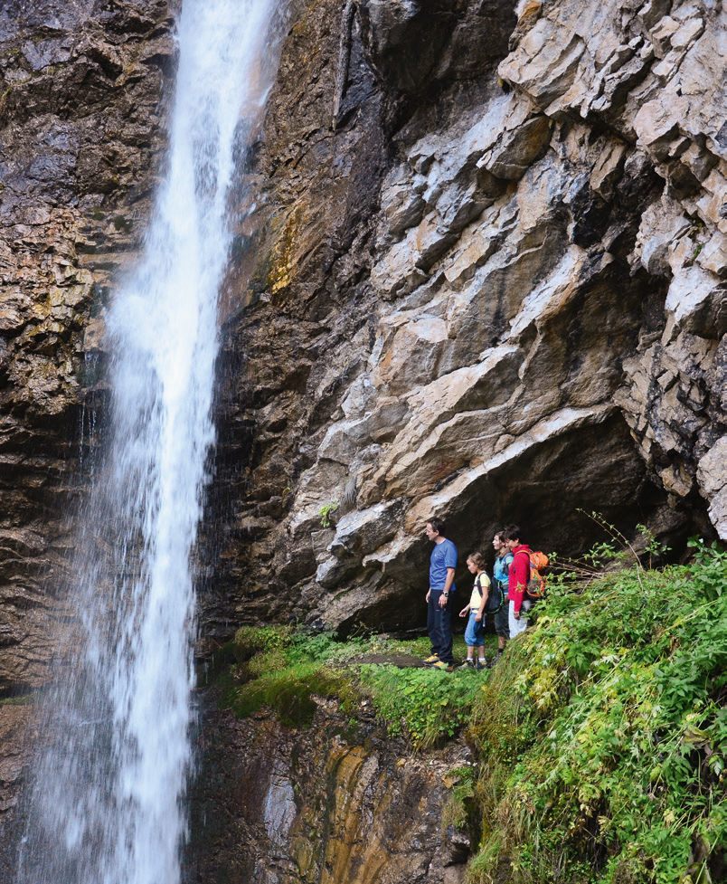 Familie bei einem Wasserfall