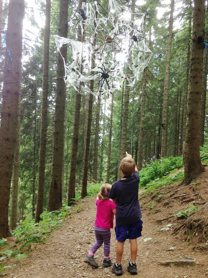 Kinder spazieren im Wald