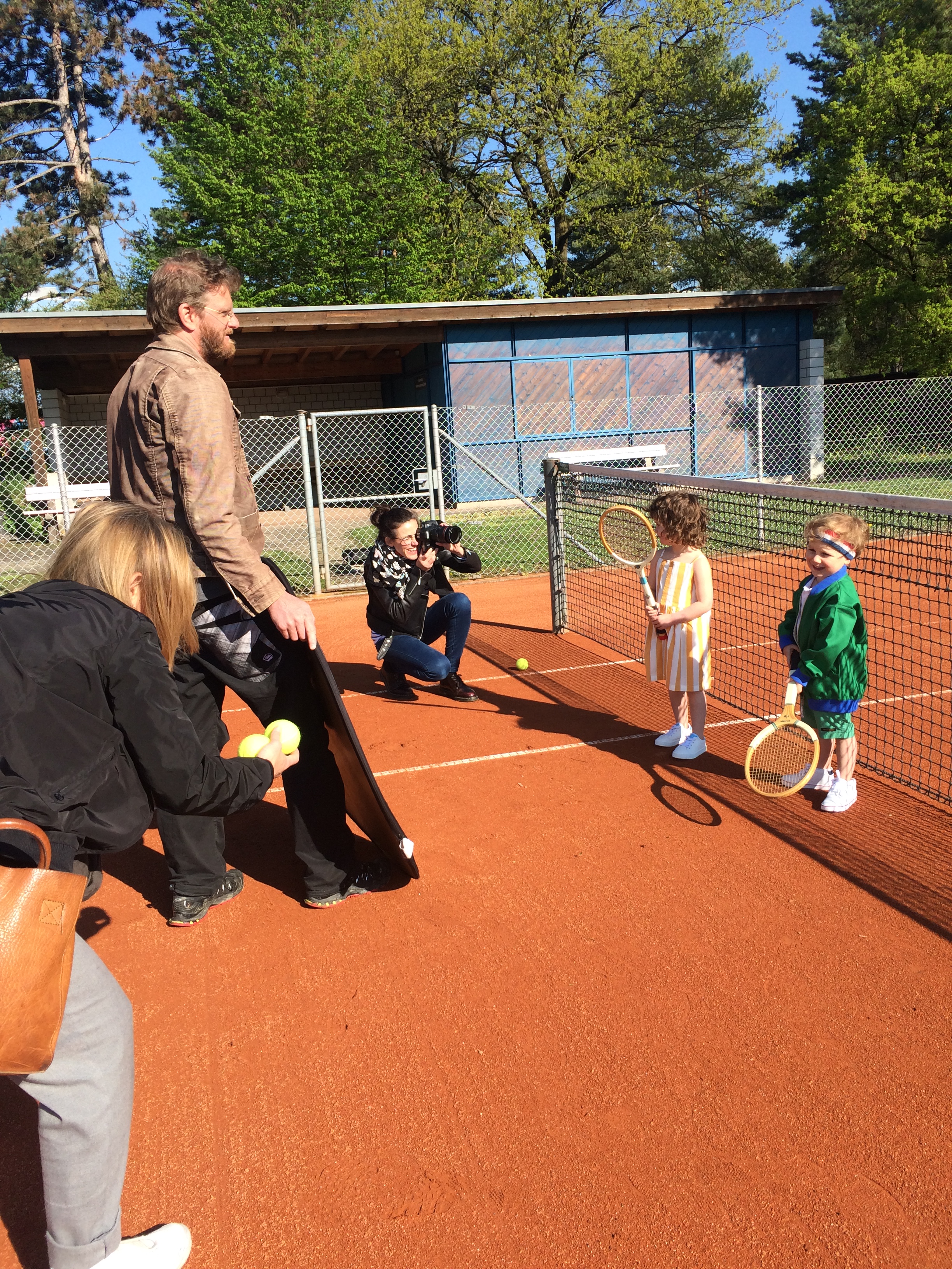 Zazie & Niculin auf dem Tennisplatz