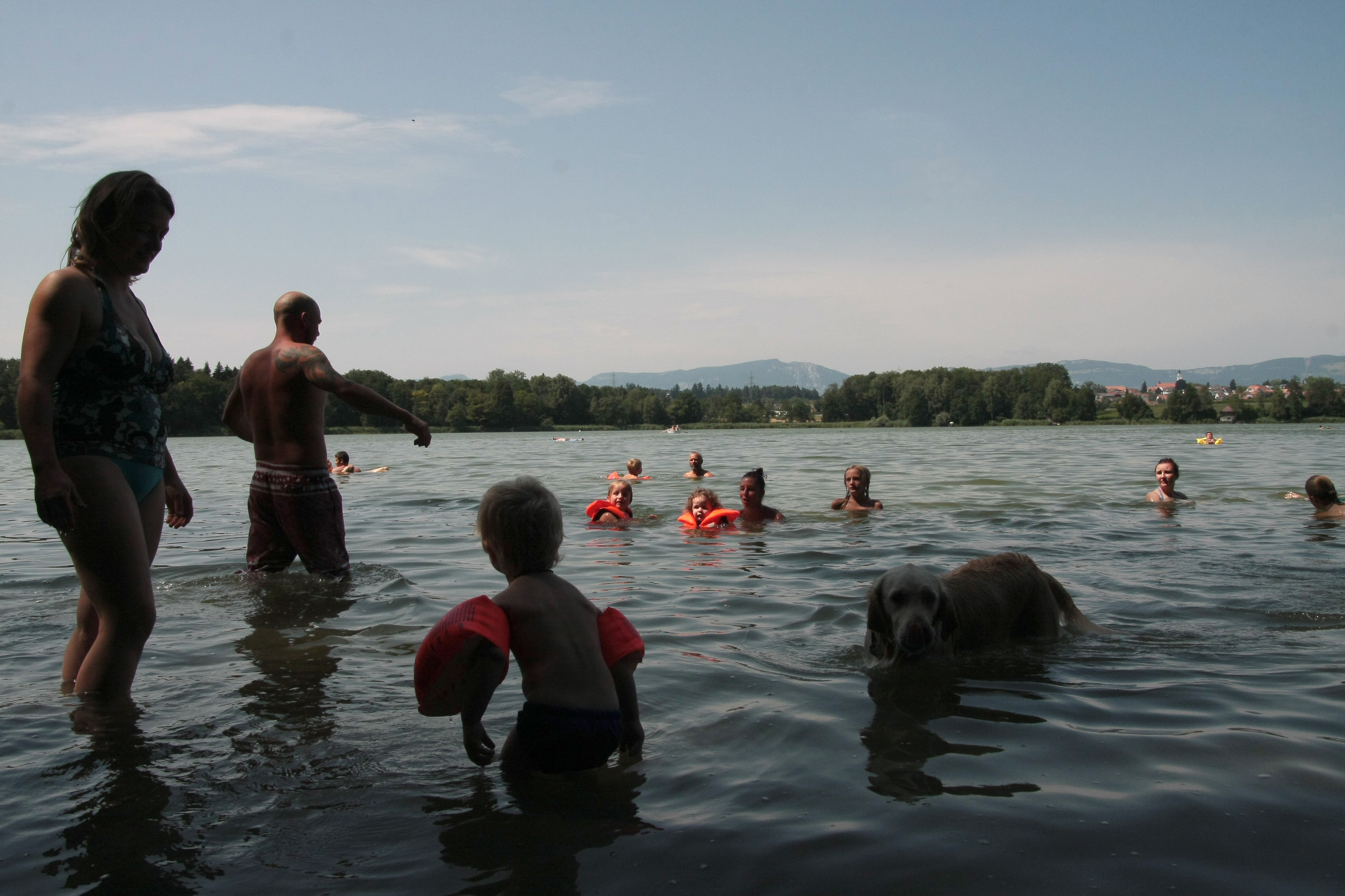 Kinder und Eltern beim Seeschwimmen