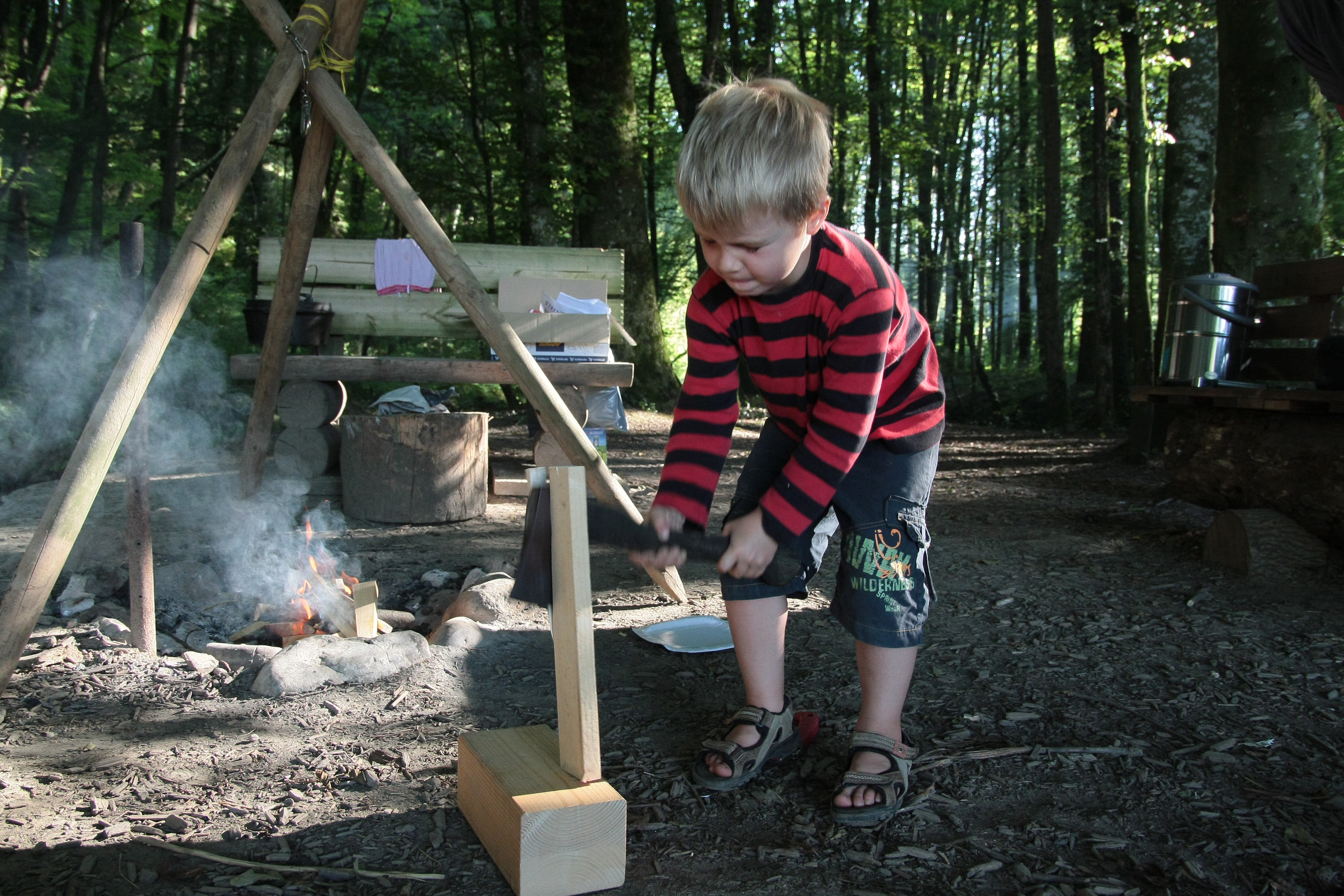 Kind macht ein Lagerfeuer