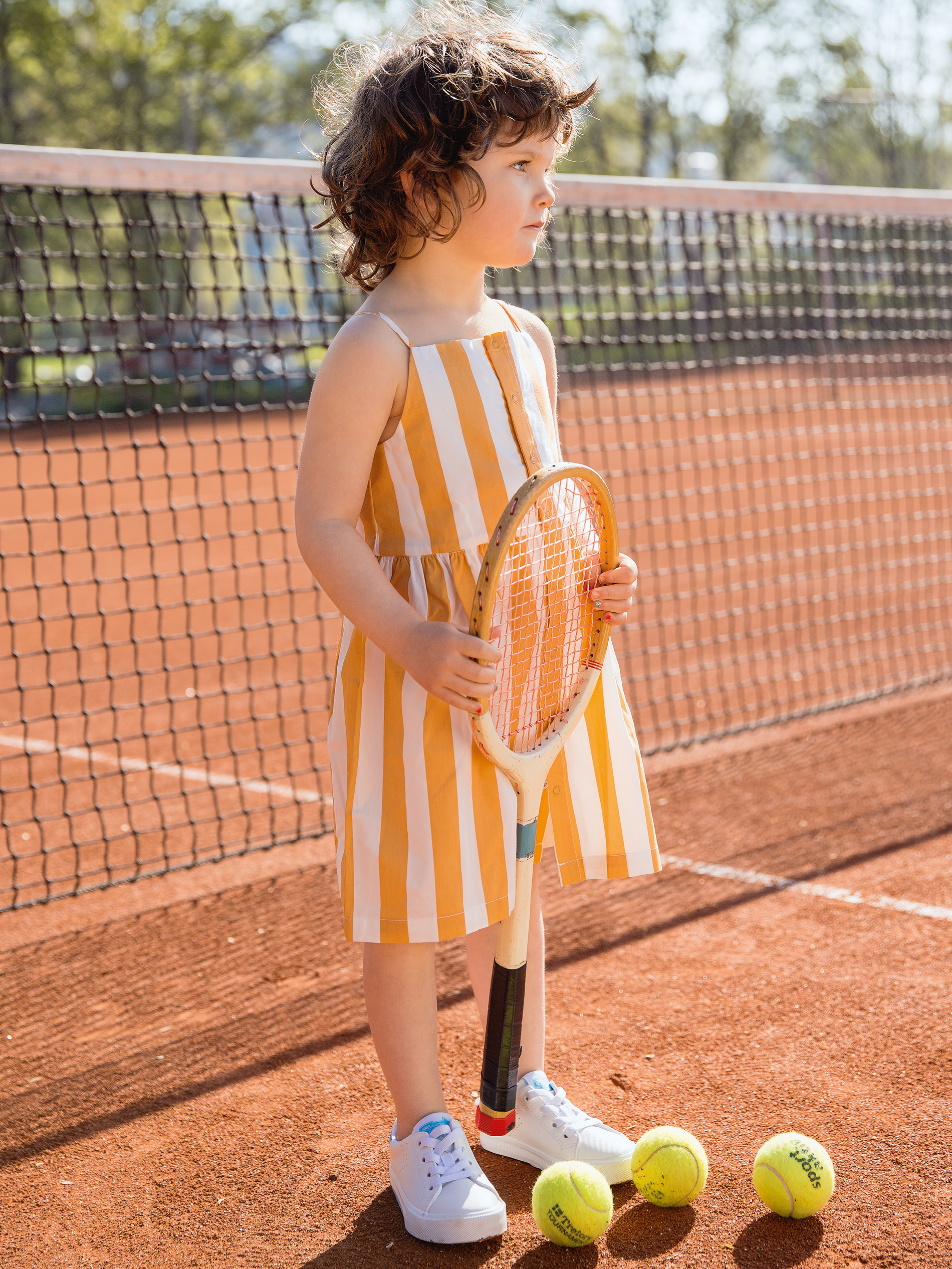 Kind auf einem Tennisplatz