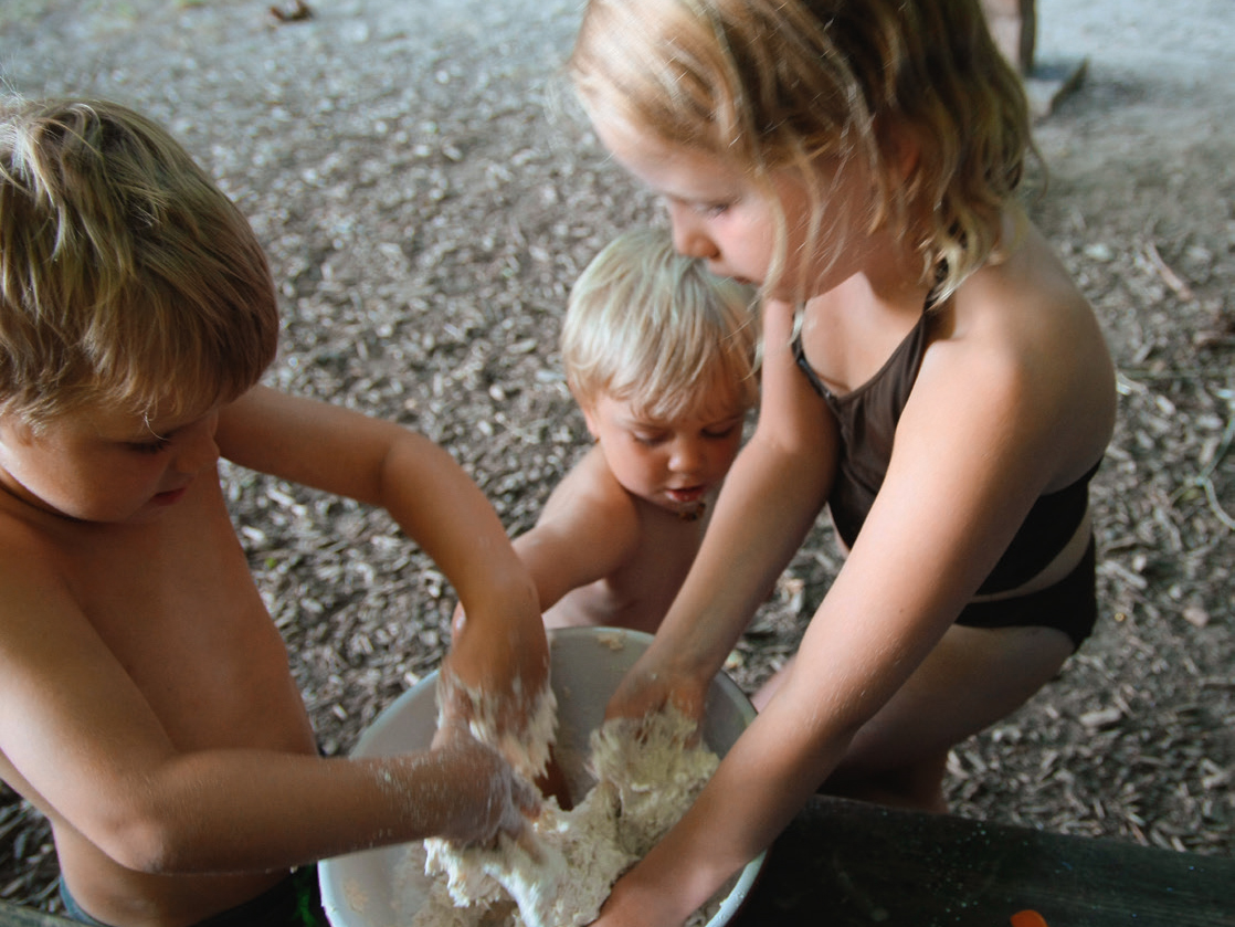 Kinder kneten einen Teig