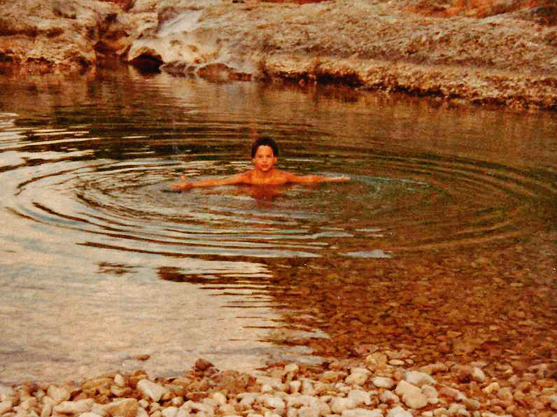Mädchen badet im See