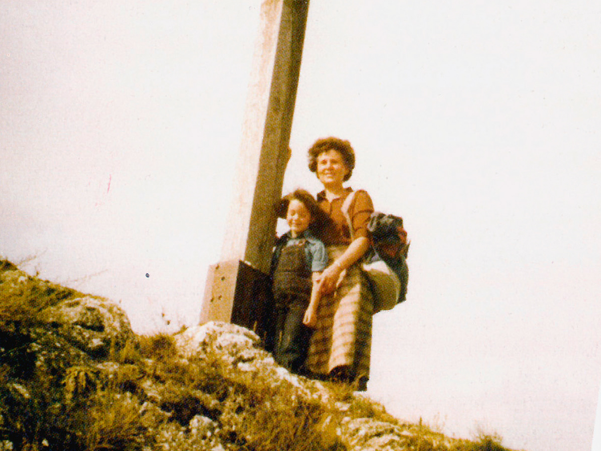 Mädchen mit Mutter besteigen einen Berg
