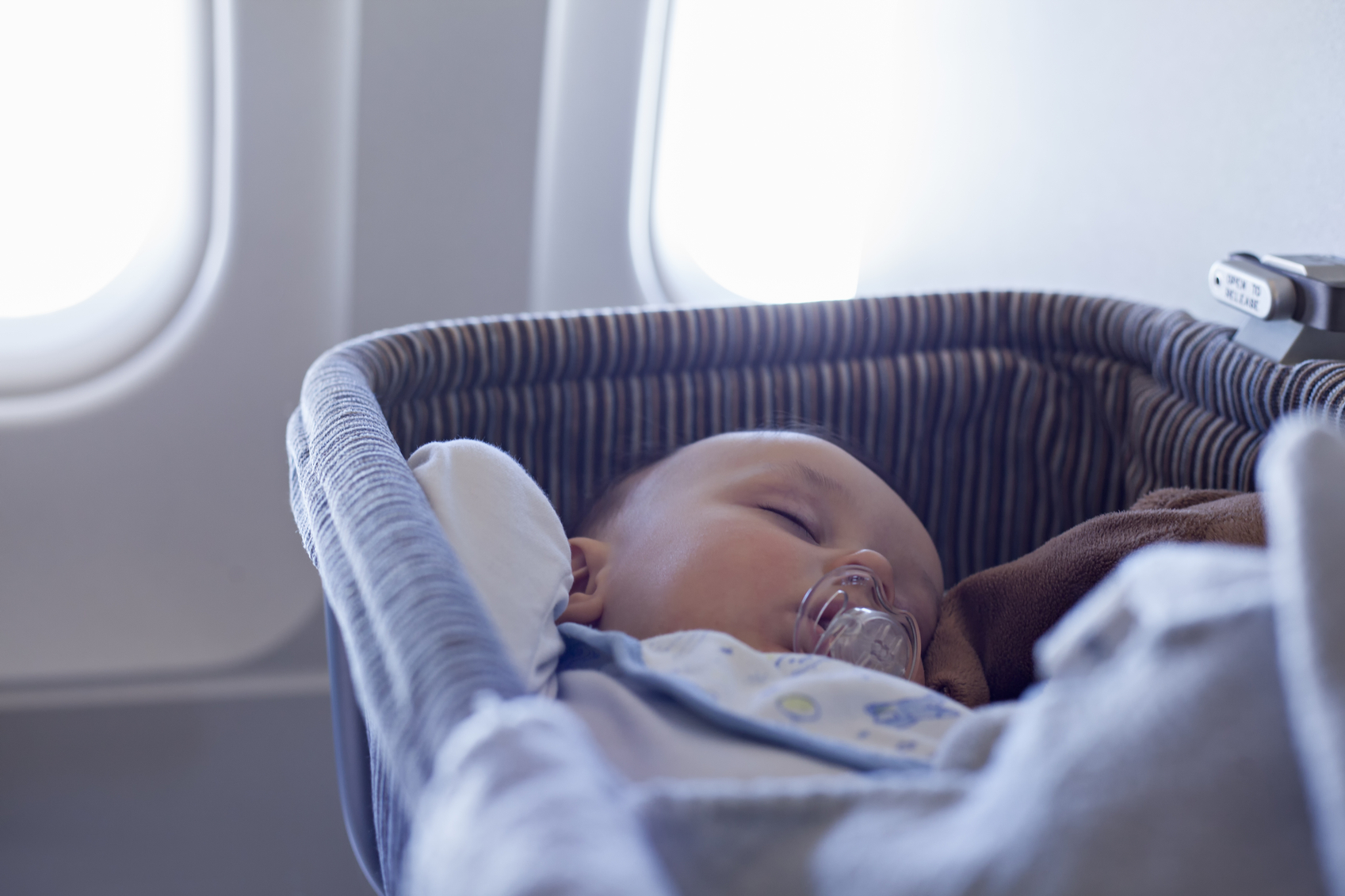 Schlafendes baby im Flugzeug