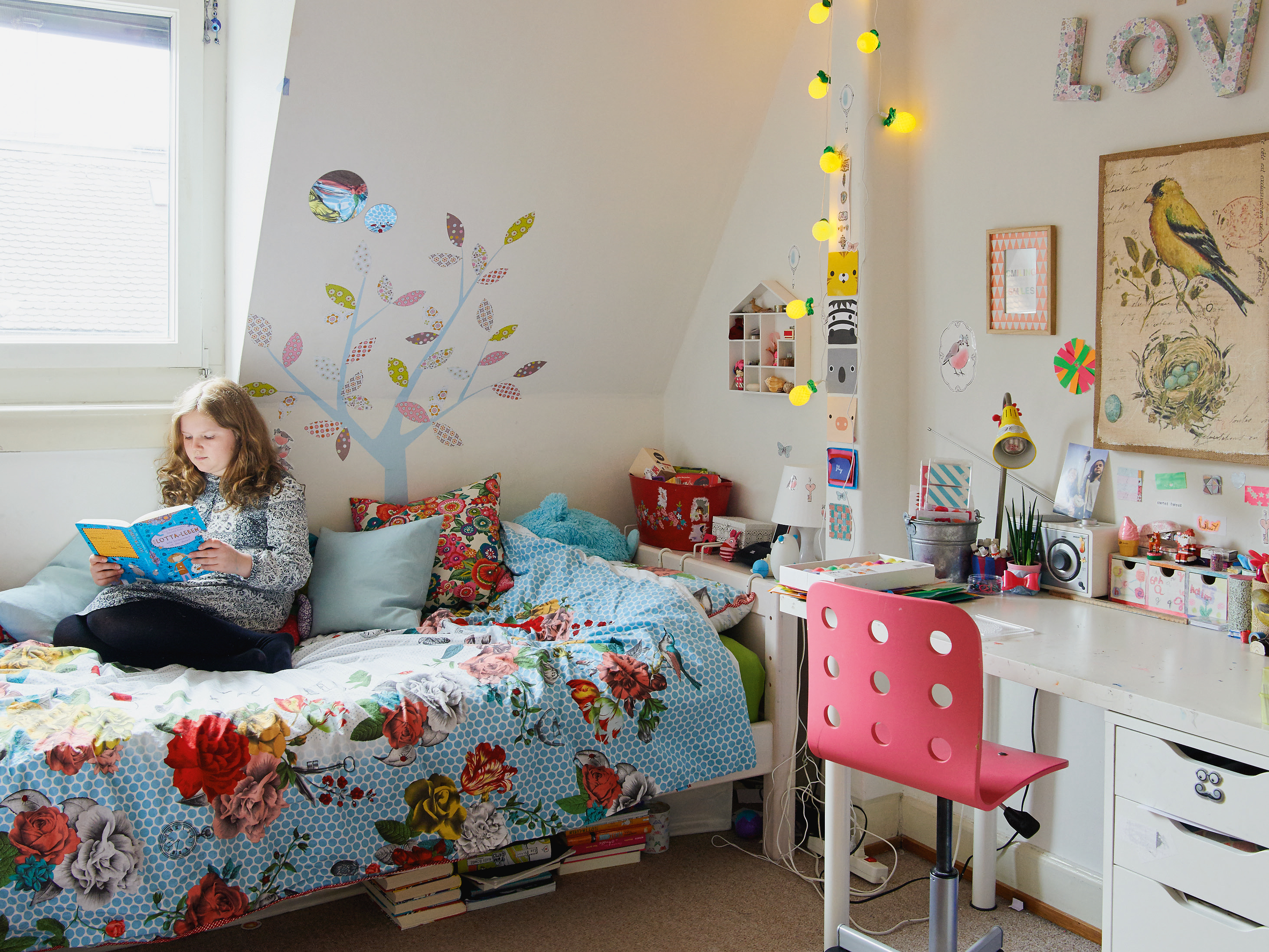 Mädchen liest ein Buch auf dem Bett