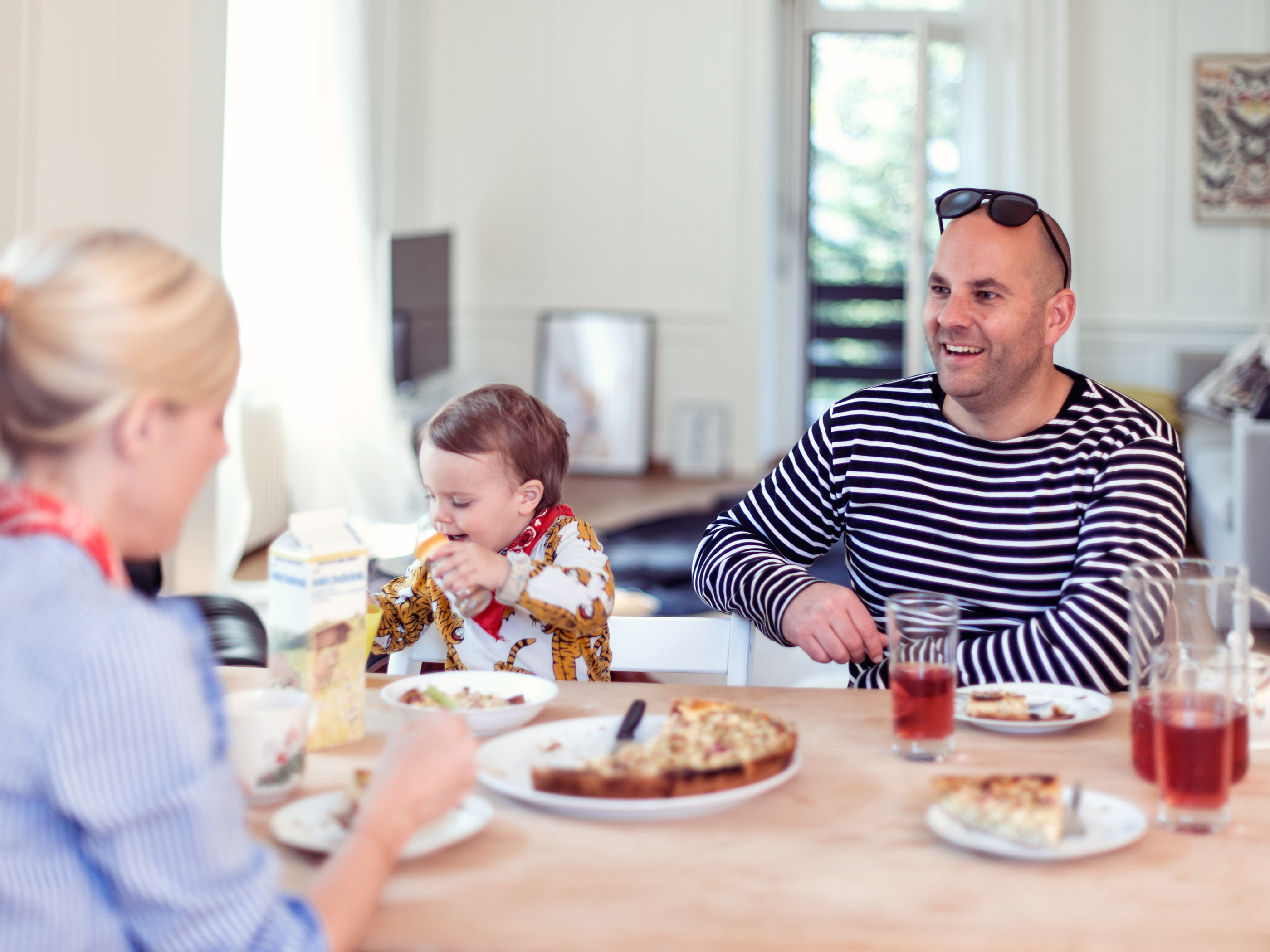 Vater, Mutter und Sohn gemeinsam am Esstisch