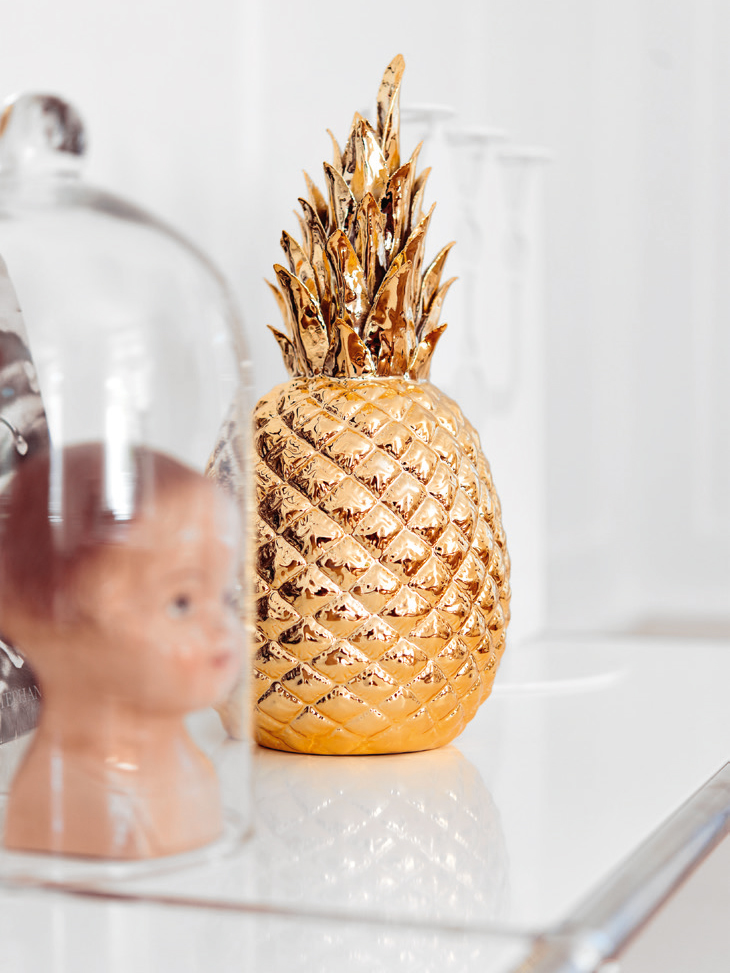 Goldene Ananas un einen Puppenkopf