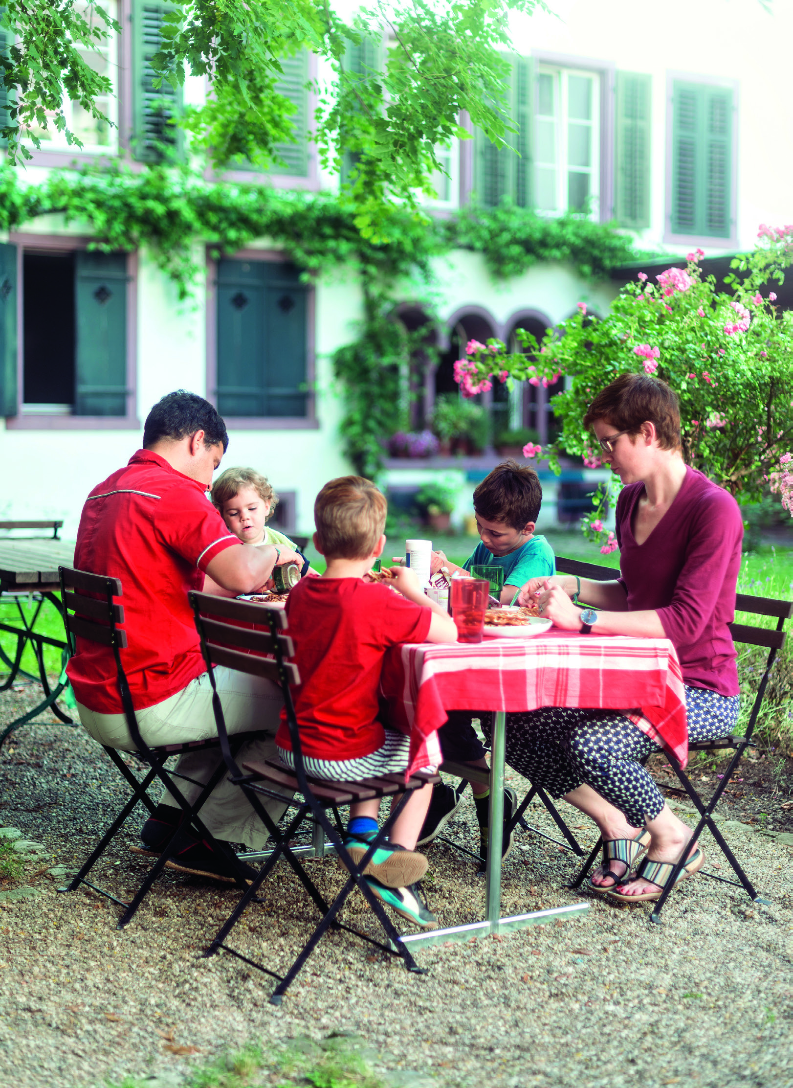 Familie Mathys im Garten