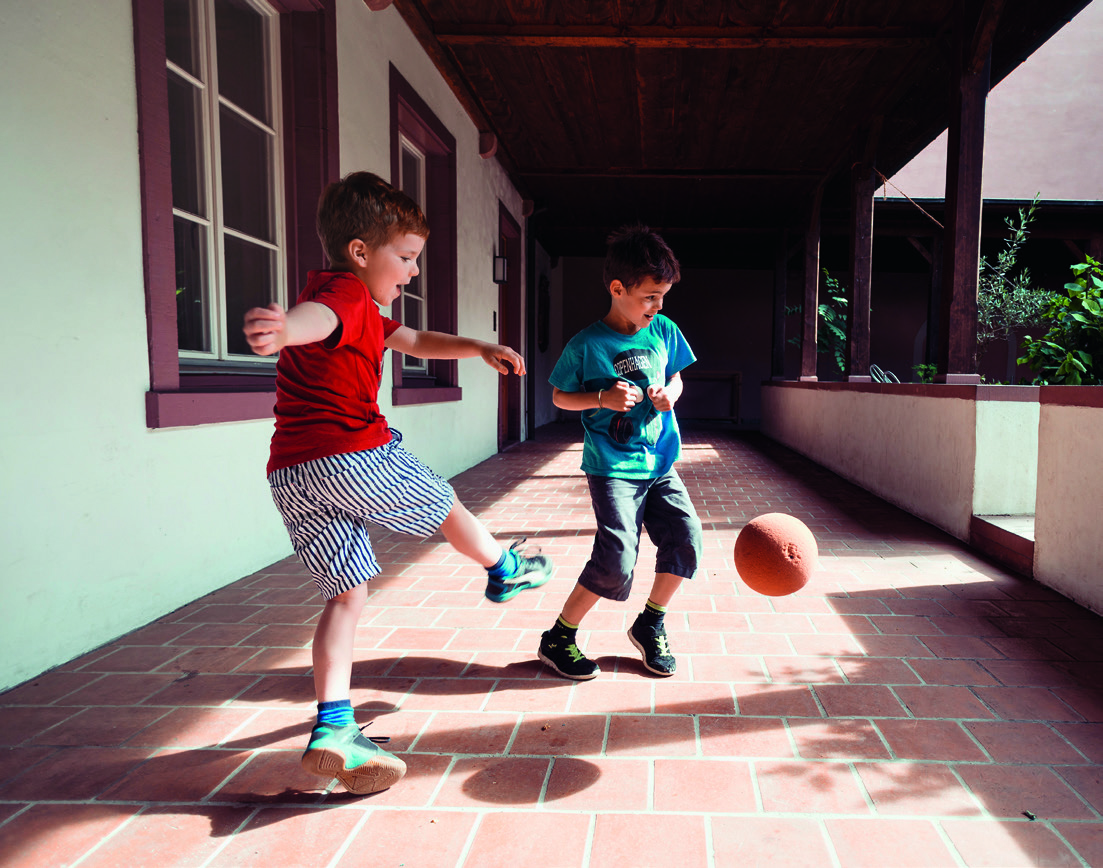 Buben beim Fussball spielen