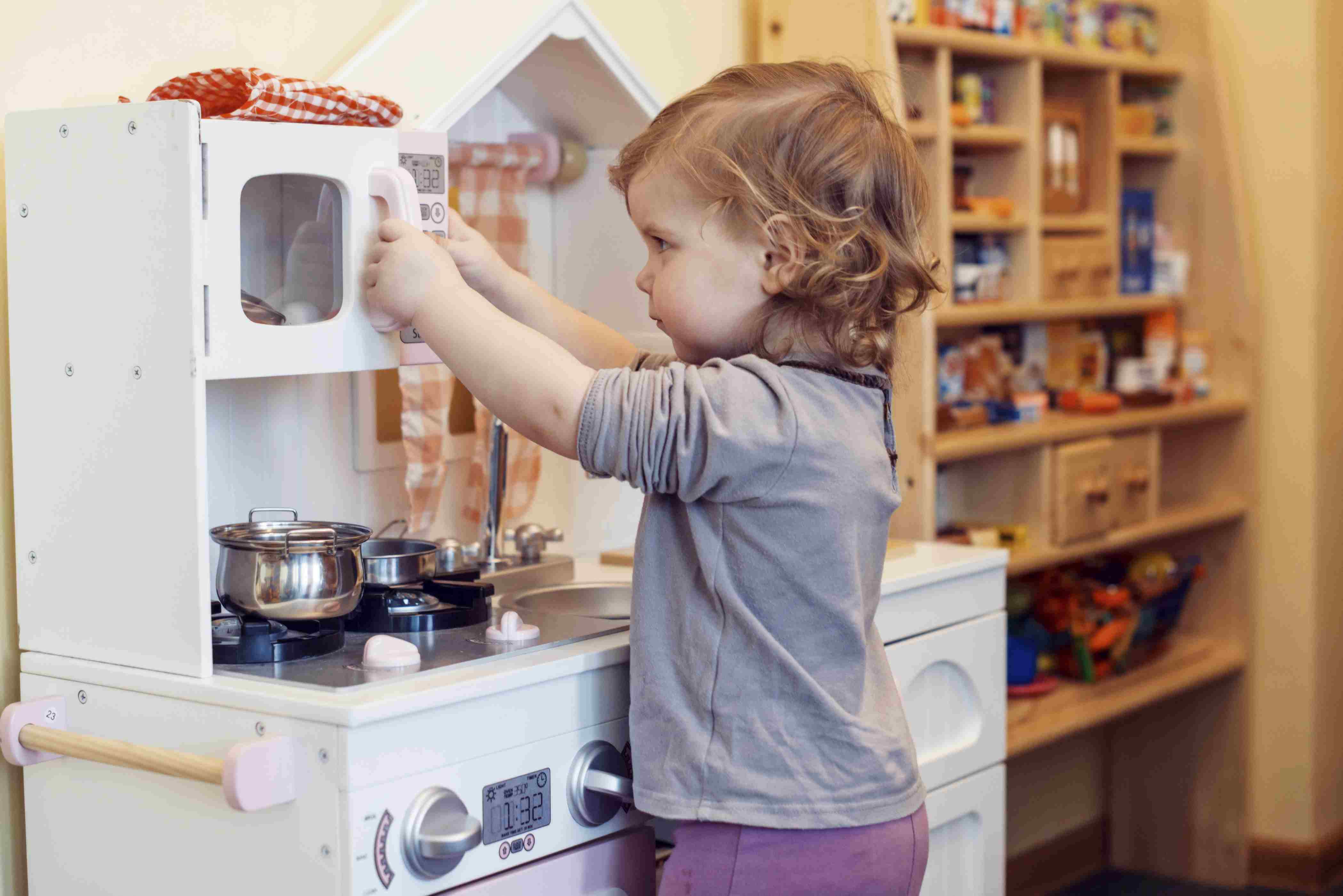 Kind spielt in Spielküche