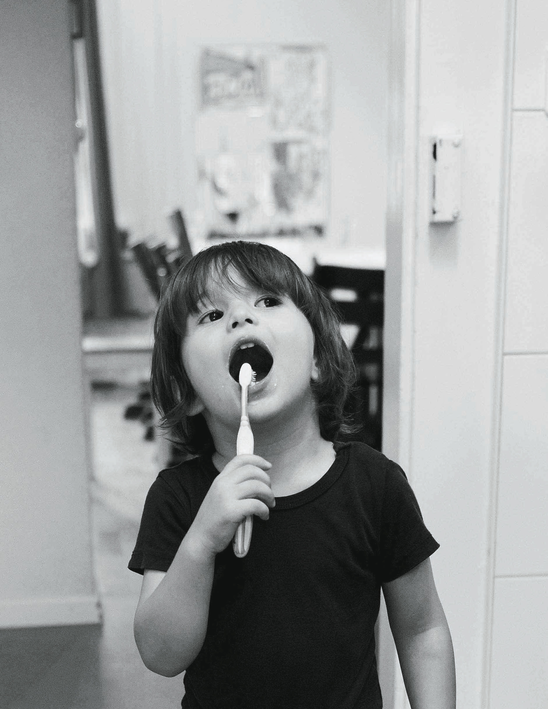 Ein Junge putzt sich die Zähne
