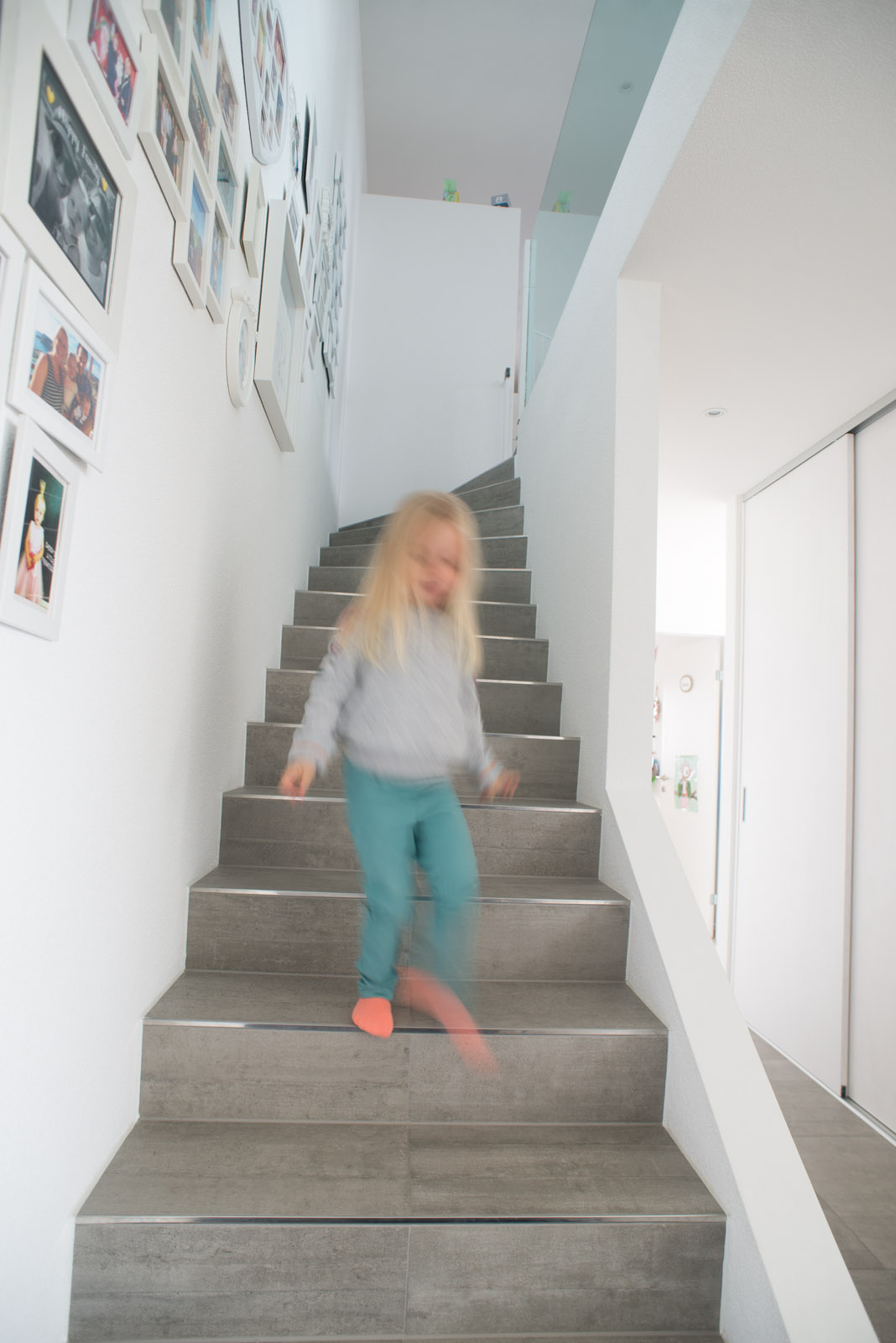 Kind spielt auf der Treppe 