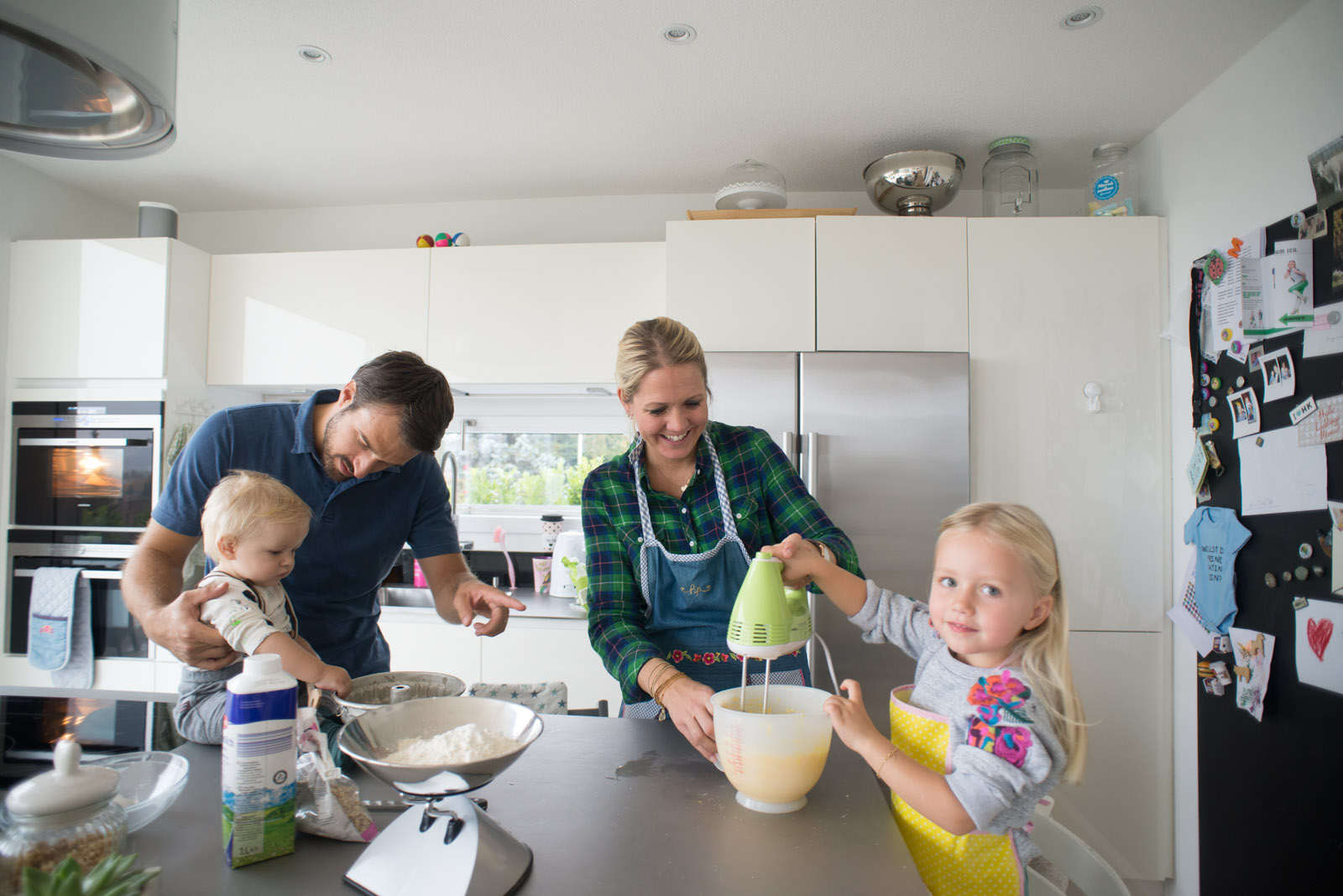 Eltern kochen mit Kindern