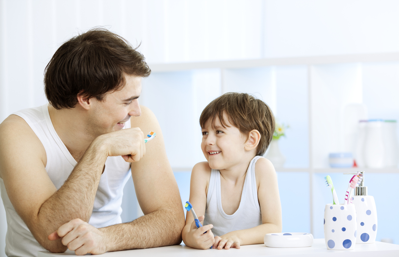 Vater und Sohn haben Spass beim Zähneputzen