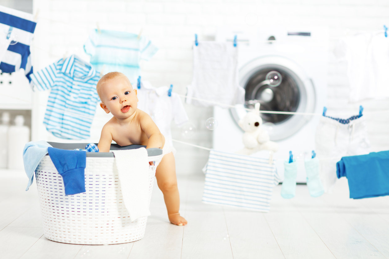 Pollen: Baby vor Waschmaschine