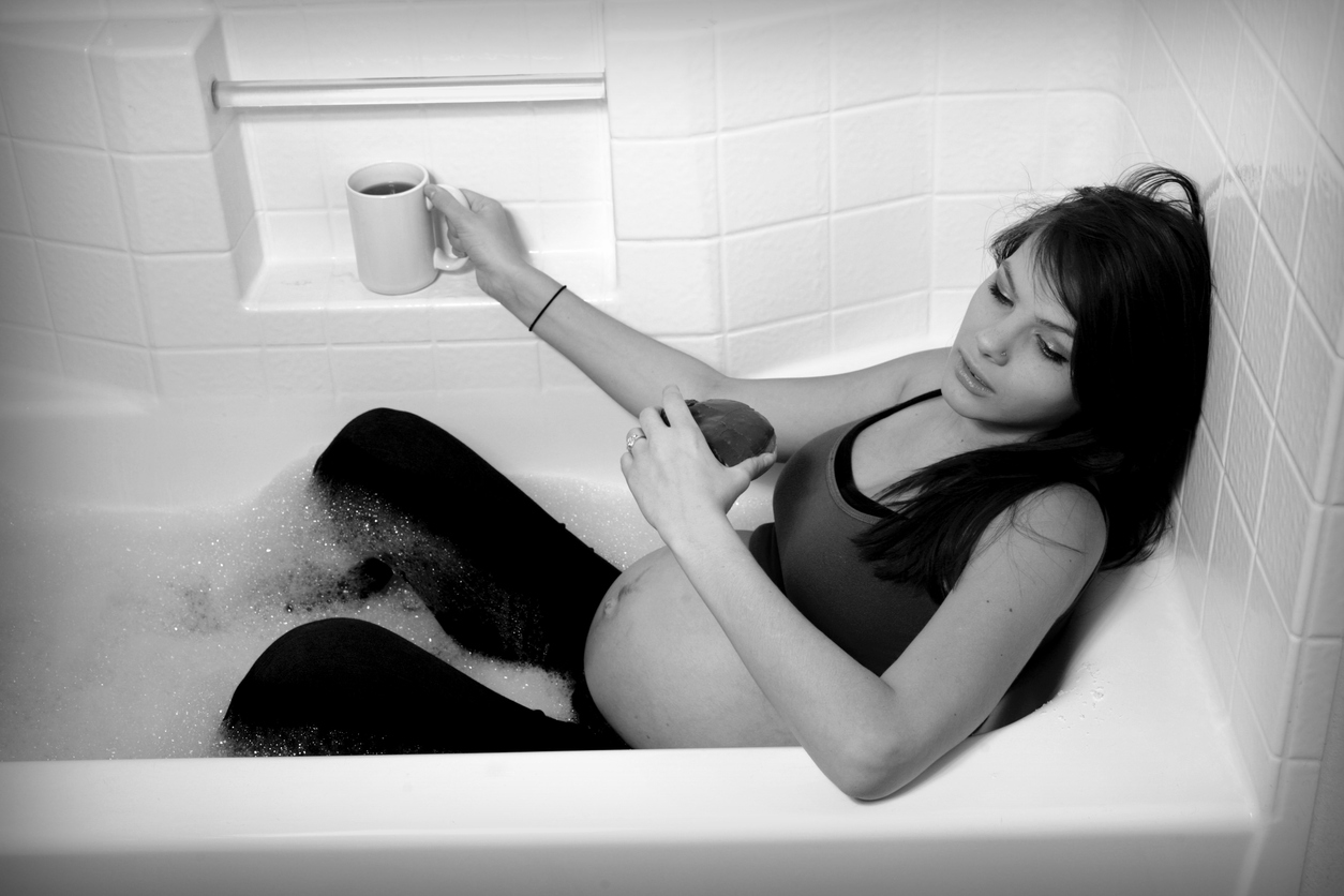 Schwangere Frau in der Badewanne