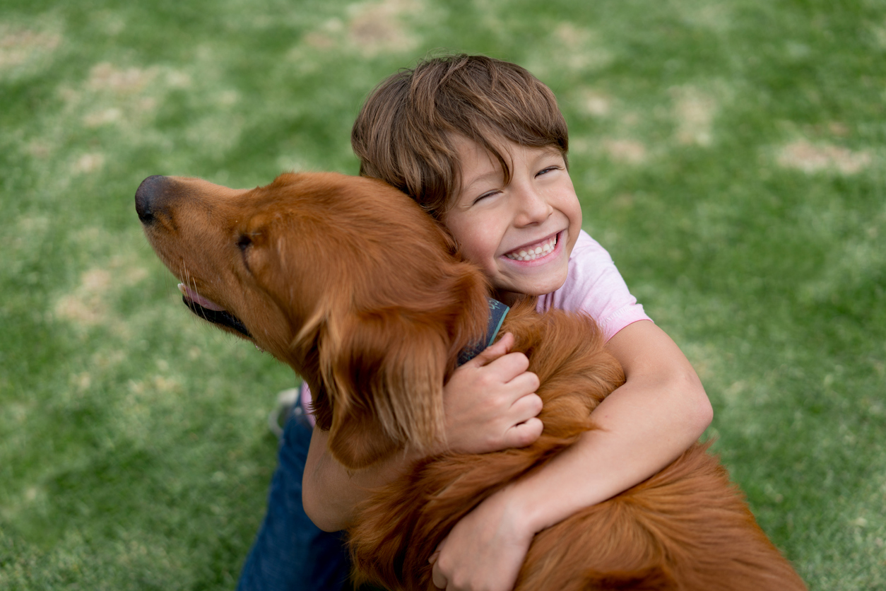 Junge umarmt seinen Hund