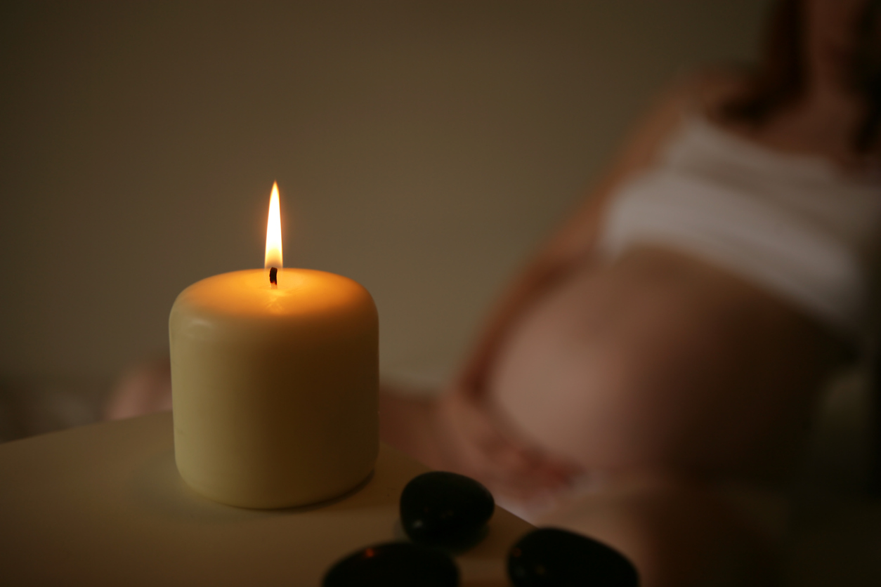 Schwangere Frau mit Kerze