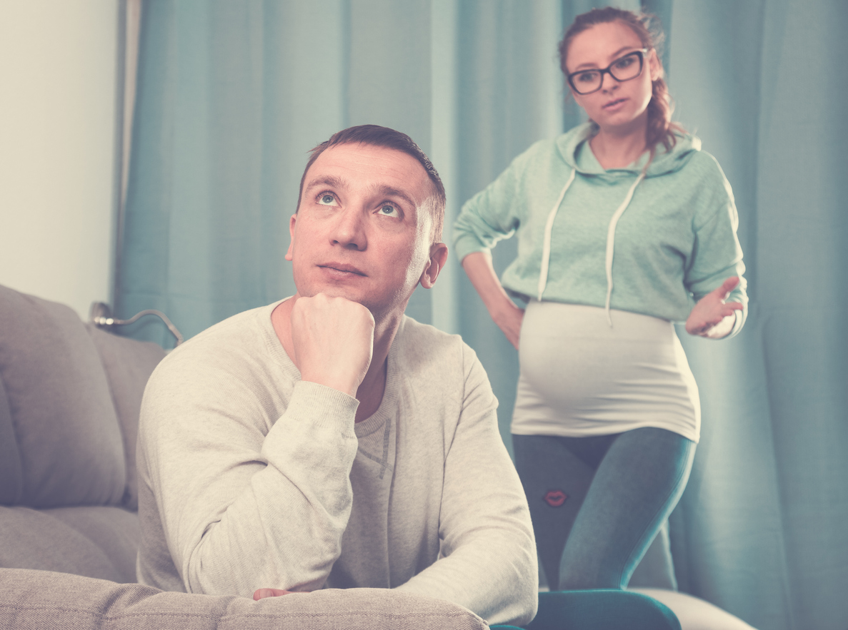 Schwangere Frau schimpft mit Ehemann