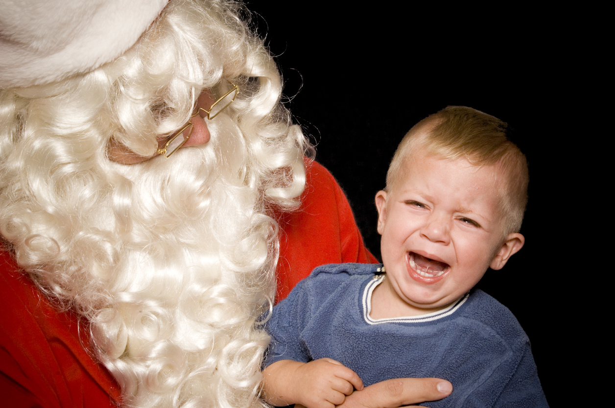 Kind weint in den Armen des Nikolaus