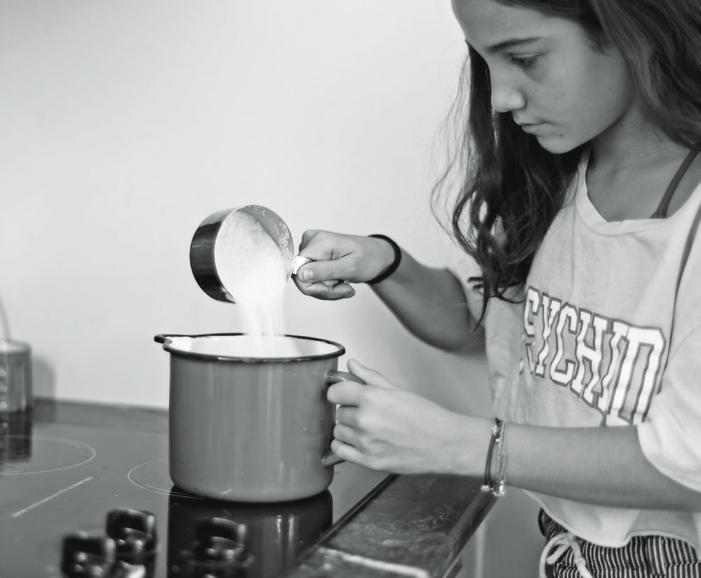 Mädchen beim Kochen