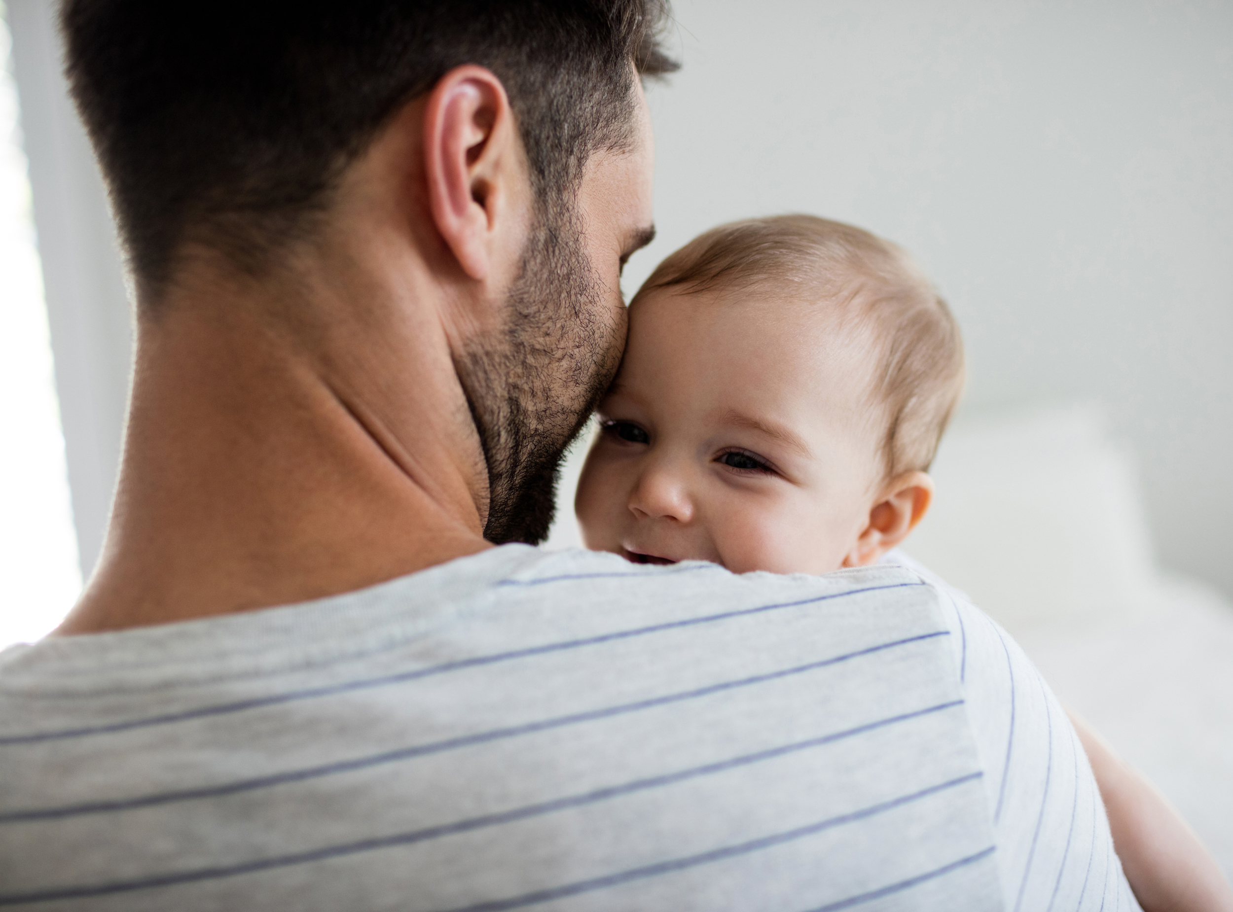 Vater mit Baby im Arm