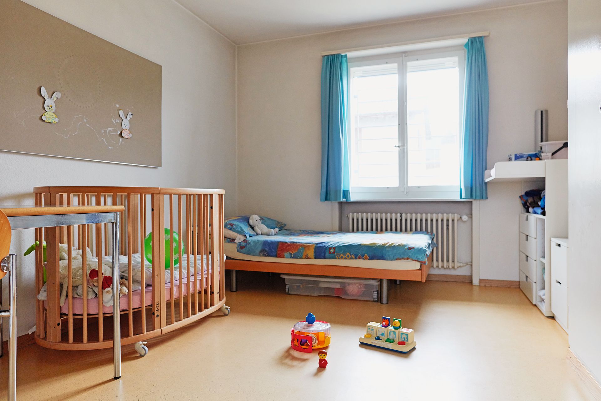 Kinderzimmer mit Bett