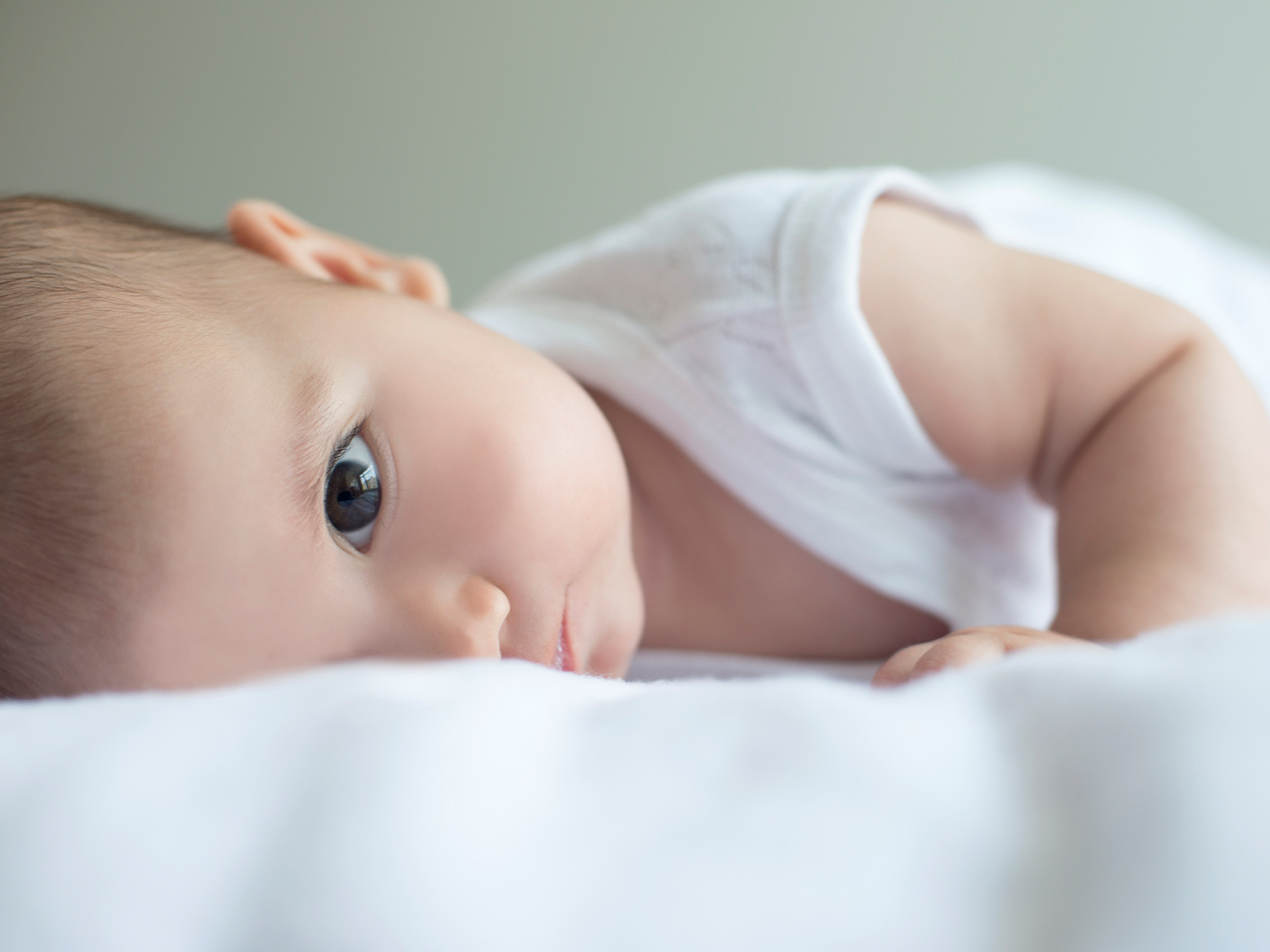 Baby liegend auf Bett