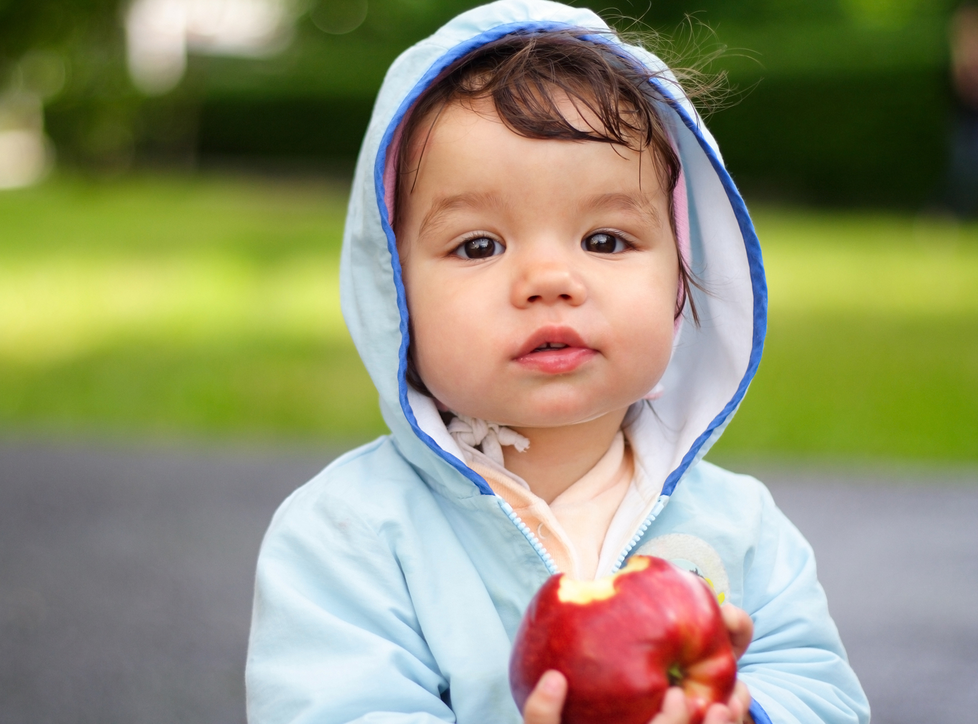 Kleinkind mit Apfel in der Hand