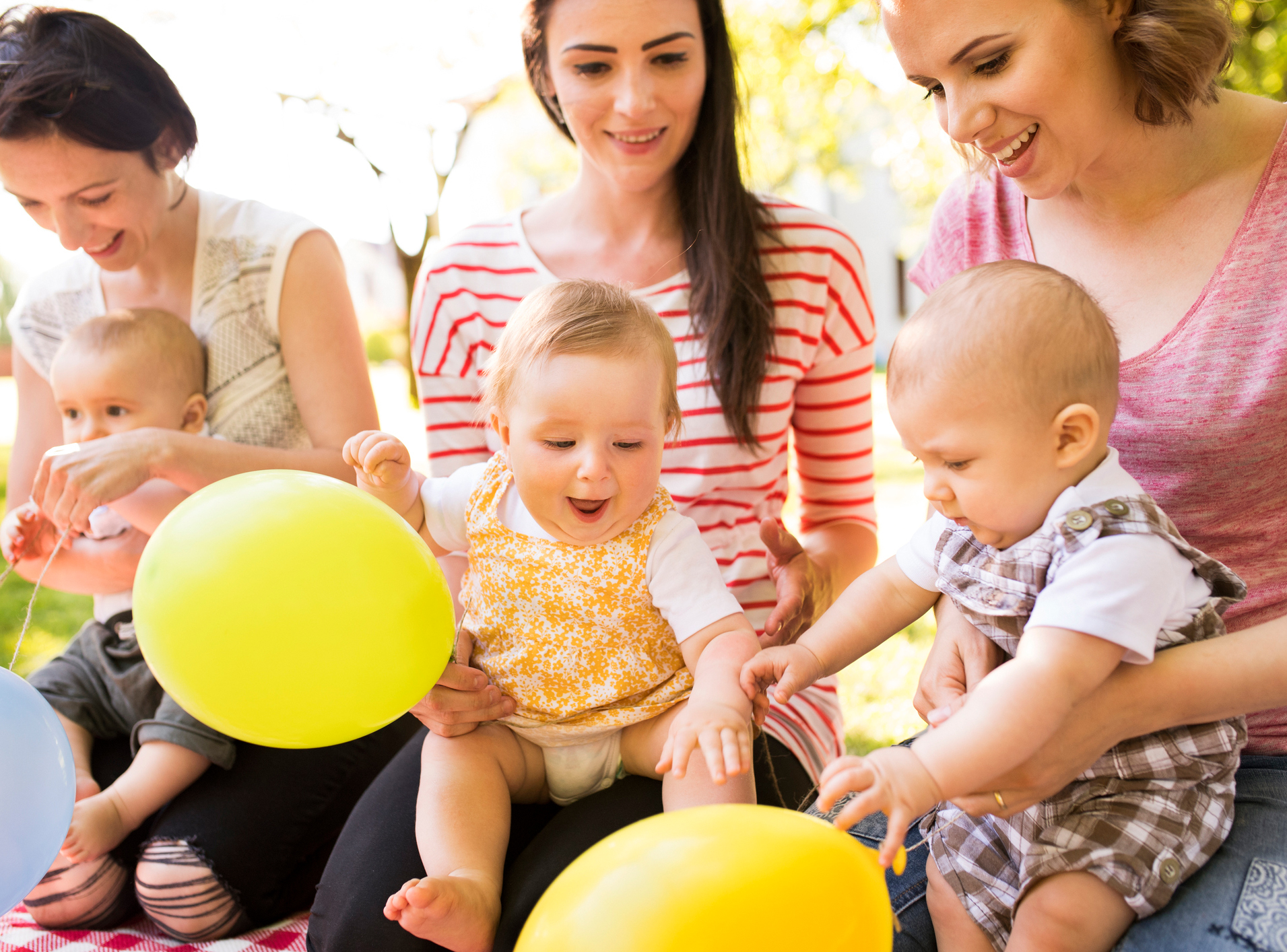 Mütter mit Kinder und Ballonen in den Händen