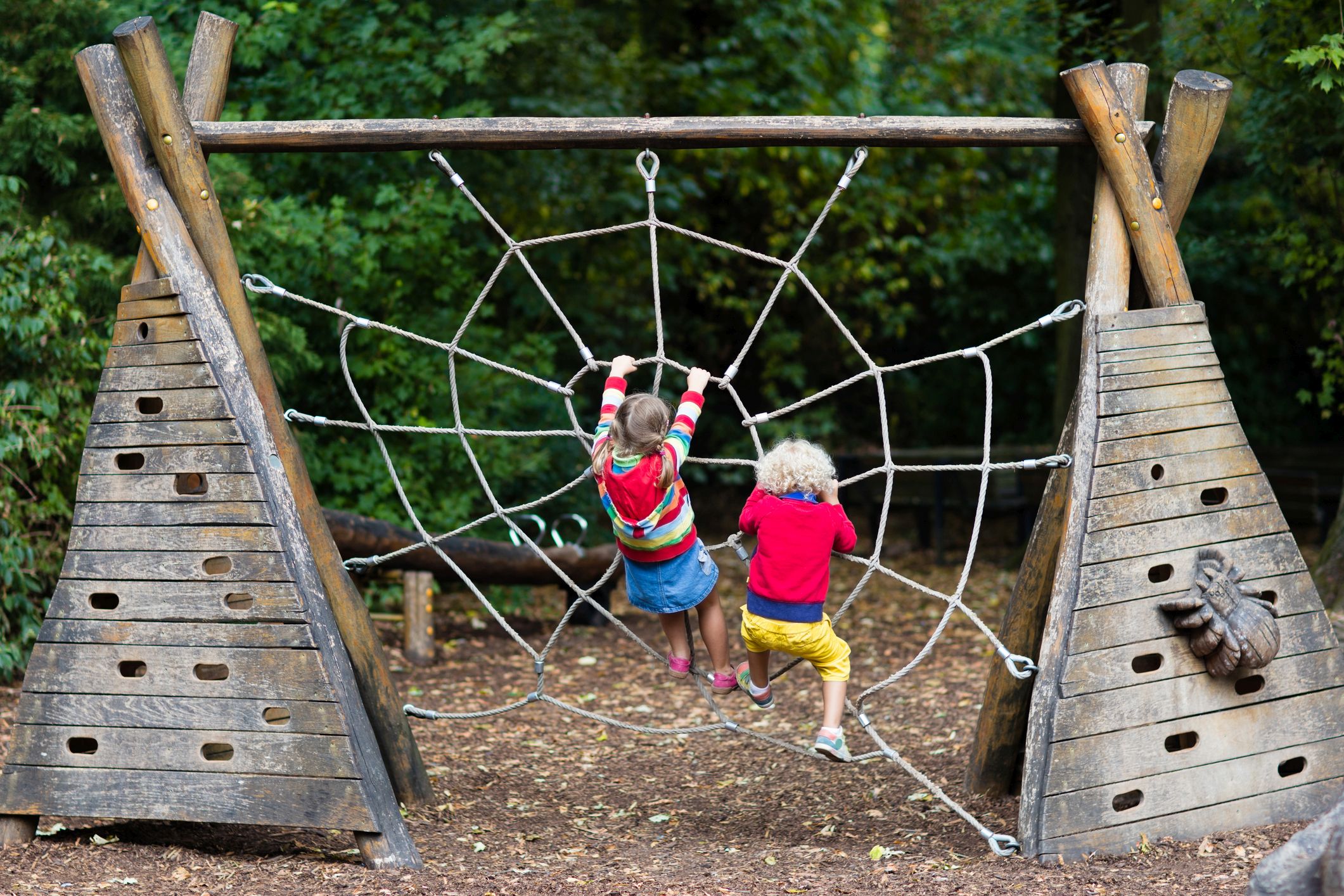 kinder auf spielplatz