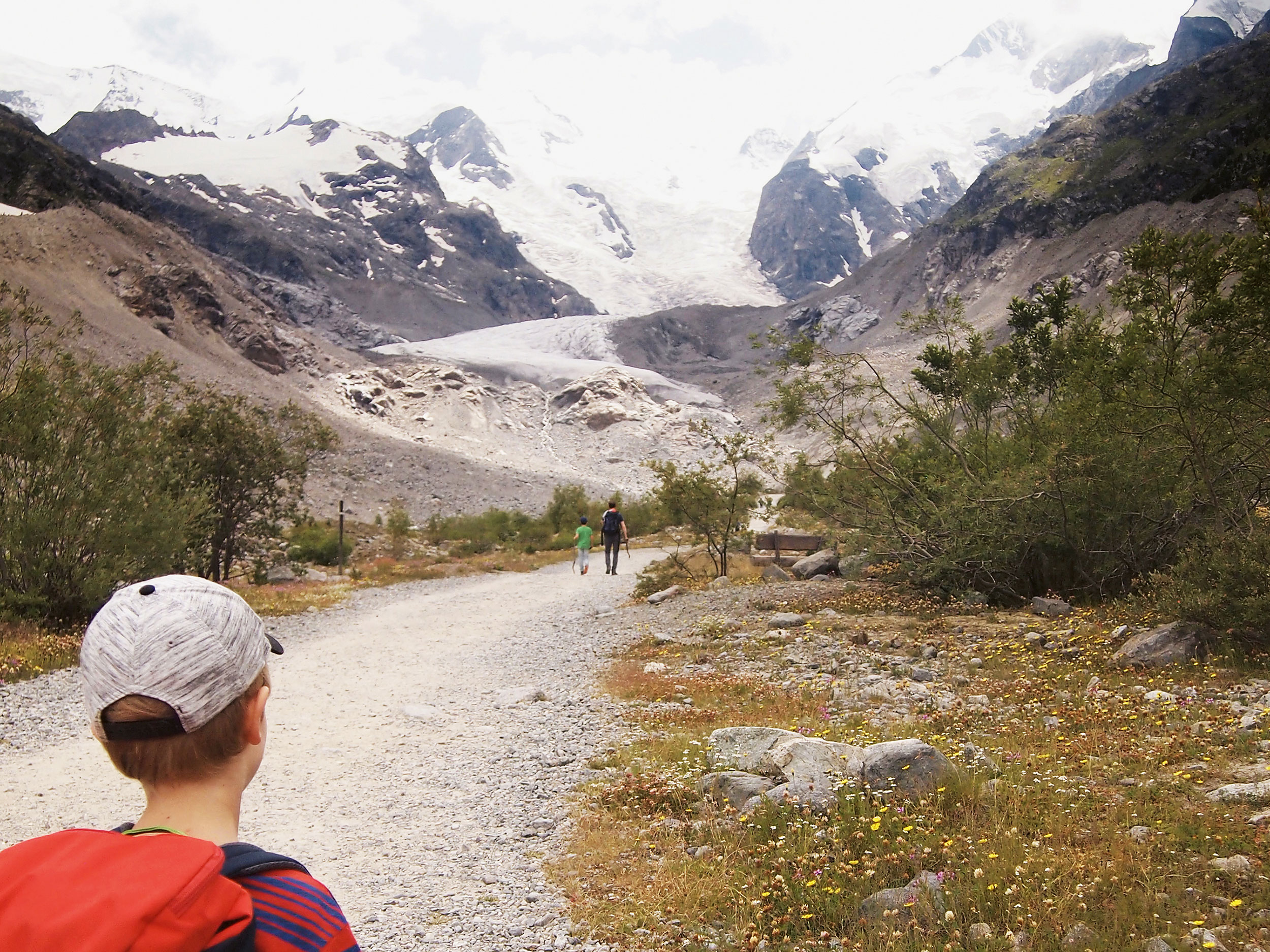 Zur Gletscherzunge vom Morteratschgletscher führt ein Schotterweg. 