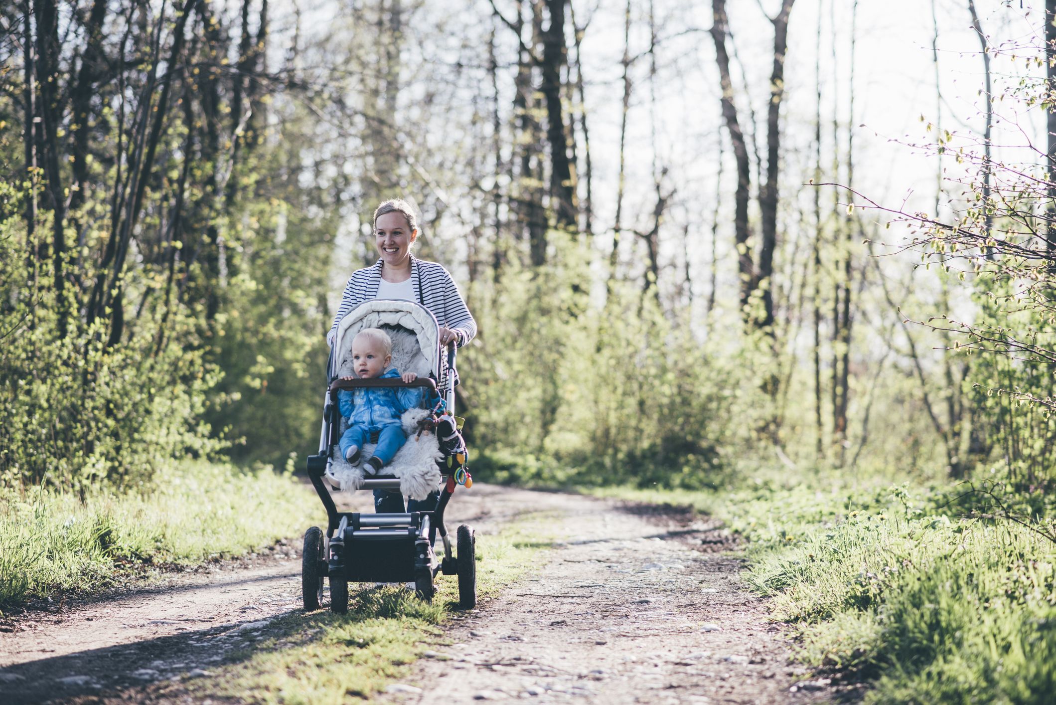 Mit dem Kinderwagen im Wald unterwegs